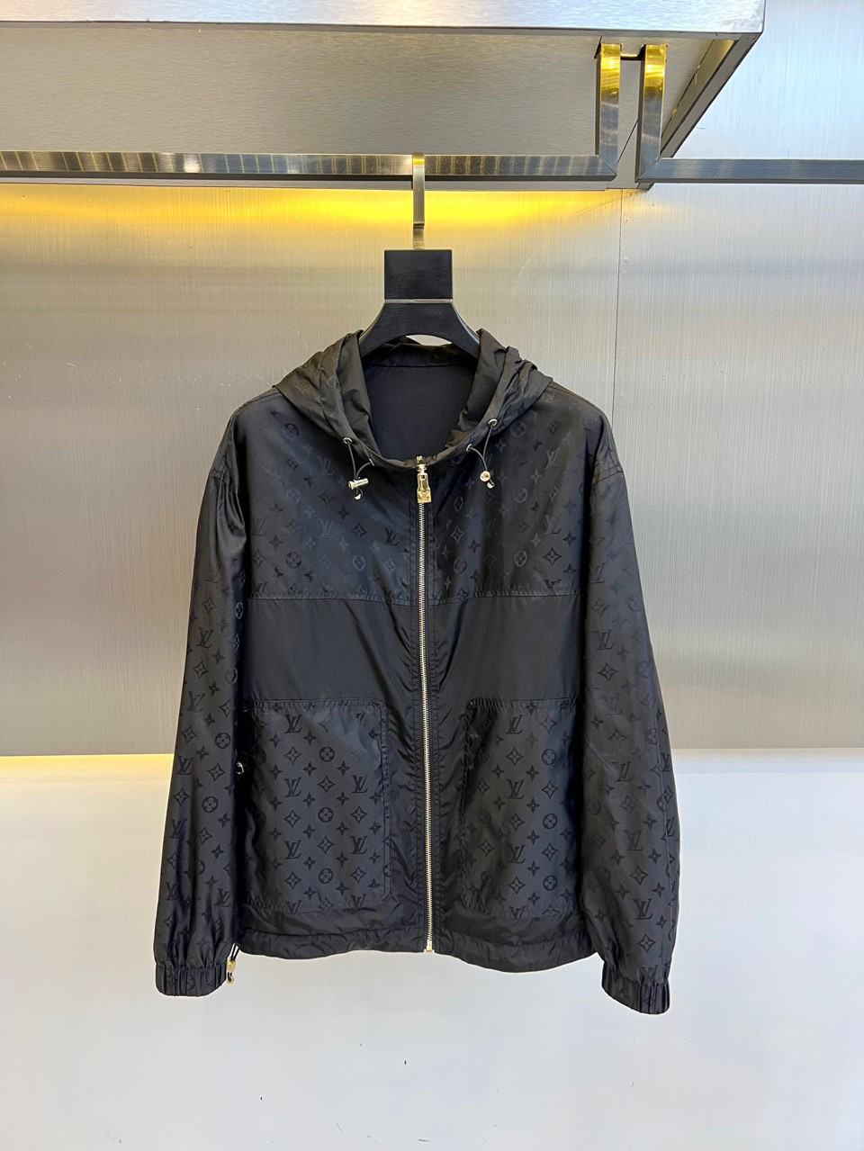 NO:124165,.LV 2025 spring and summer new men's thin double-sided jacket, original orders, family popular items, high-quality products with full representativeness and full specifications, high-quality products that all fans are worth buying!  Pure meaningful channel orders, iconic letter logo panoramic printing decoration!  It also uses a very classic black and yellow combination, which gives people a strong visual impact and is highly recognizable. It is top-quality exclusive polyester fiber fabric, created with a soft, delicate and comfortable touch, and is of high-end and classy quality!  Perfectly interprets the charm of the brand and leaves a deep impression. It is more fashionable and charming. It has simple, elegant and fashionable upper body, and is even more stressful for outfits!  It tastes so good to wear alone!  48-56 (model 173, 143 catties upper body 50 sizes), louis vuitton, jackets & coats, jackets & coats, alexander wang19860909.LV 2025春夏新款男士薄款双面夹克外套,原厂订单,家族人气单品,代表性十足,规格感十足的精品,所有粉丝都值得抢购的精品！纯正意代渠道订单,标志性字母标识logo全景印花修饰！且采用十分经典的的黑黄双色搭配,给人的视觉冲击感相当强烈,有着极高的辨识度,顶级专属聚酯纤维面料,打造,触感柔软细腻舒适,品相相当高级有档次！完美诠释品牌魅力,给人留下深刻印象.更具时尚与韵味,上身简约大方时尚,对于穿搭更是毫无压力！单穿内搭都极有味道！48-56（模特173,143斤上身50码）,,louis vuitton,jackets & coats,jackets & coats,alexander wang,Men's clothing