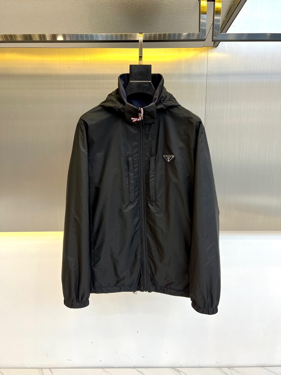 NO:124171,【Prada】Simple in spring. Double-sided jackets and windbreakers are high-level orders. High-standard customization. The upper body is very stylish. Classic and versatile. Customer-supplied hardware. Each has a unique logo. Any fashion can be matched in winter. Real top-level order. The style is also very good. Slim fit. Highly recommended. 175 140 catties. The maximum wear is about 190 catties. It is recommended to report height and weight. M-3XL.,,prada, jackets & coats,alexander wang19860909【 普拉达】春季简约.双面穿 夹克 风衣贵族高级别要求订单 高标准定制　上身非常有型 经典百搭 客供五金 每颗都有独特logo 冬季任何时装都可以搭配　真正的顶级订单 版型上也是非常的好 修身版型 强烈推荐.175 140斤穿L 最大穿190斤左右 .建 议报身高体重配码 .M-3XL.,,prada,jackets & coats,alexander wang,Men's clothing