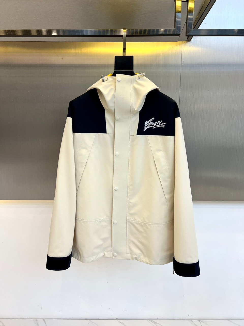 NO:124176,【Gucci】Simple spring. Jackets and windbreakers are high-level orders. High-standard customization. The upper body is very stylish. Classic and versatile. Customer-supplied hardware. Each has a unique logo. Any fashion can be matched in winter. Real top-level order. The style is also very good. Slim fit. Highly recommended. 175 140 catties. Wear about 190 catties. Wear height and weight. It is recommended to report height and weight. M-3XL.,,gucci,jackets & coats,alexander wang19860909【 古驰】春季简约.夹克 风衣贵族高级别要求订单 高标准定制　上身非常有型 经典百搭 客供五金 每颗都有独特logo 冬季任何时装都可以搭配　真正的顶级订单 版型上也是非常的好 修身版型 强烈推荐.175 140斤穿L 最大穿190斤左右 .建 议报身高体重配码 .M-3XL.,,gucci,jackets & coats,alexander wang,Men's clothing