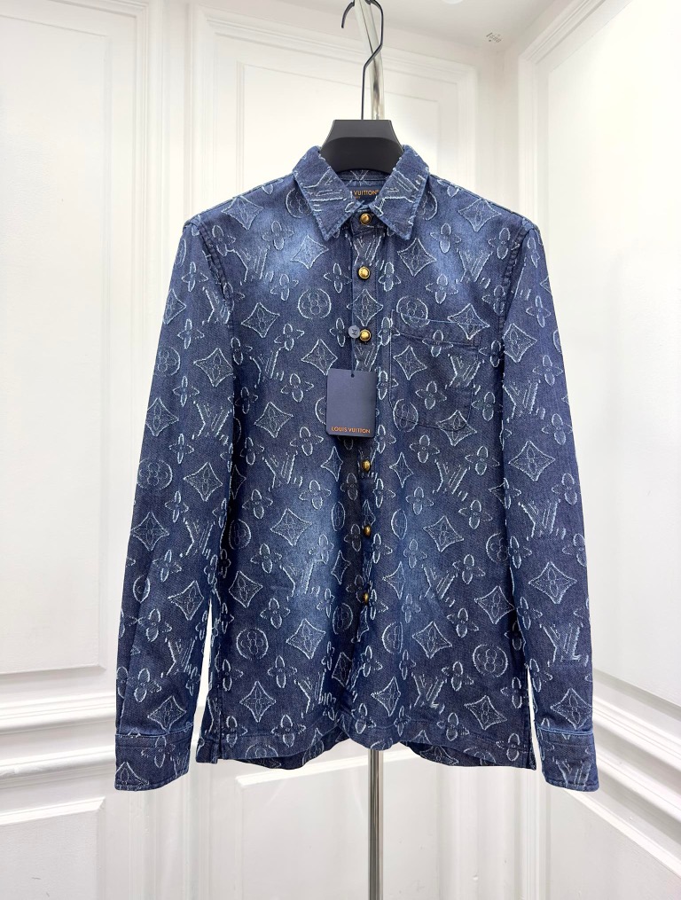 NO:124162,.【LV】 Fashionable and simple spring denim shirt is famous for its simple and delicate design and high-quality details, perfect cut, and the latest British hanging dot and line technology after the label is more perfect, the materials are meticulous, suitable for any occasion, excellent feel, comfortable and breathable! It is the choice of men who focus on practicality and quality. Original quality, official website synchronous [strong]. New model is available for sale immediately, and there are large products [handshake] 174 140 catties wear M maximum wear 190 kg.S-XXL.,,louis vuitton,shirts,alexander wang19860909.【 LV】 时尚简约 春季牛仔衬衫 简洁细腻的设计和高质细节而闻名,裁剪完美,后标最新英国吊点线技术,更加完美,用料一丝不苟,适合任何场合, 手感极佳 舒服又透气! 是注重实用和品质的男士的选择.原單品質 官網同步[强].新款上市 即转即卖 有大货[握手] 174 140斤 穿M 最大穿190斤.S-XXL.,,louis vuitton,shirts,alexander wang,Men's clothing
