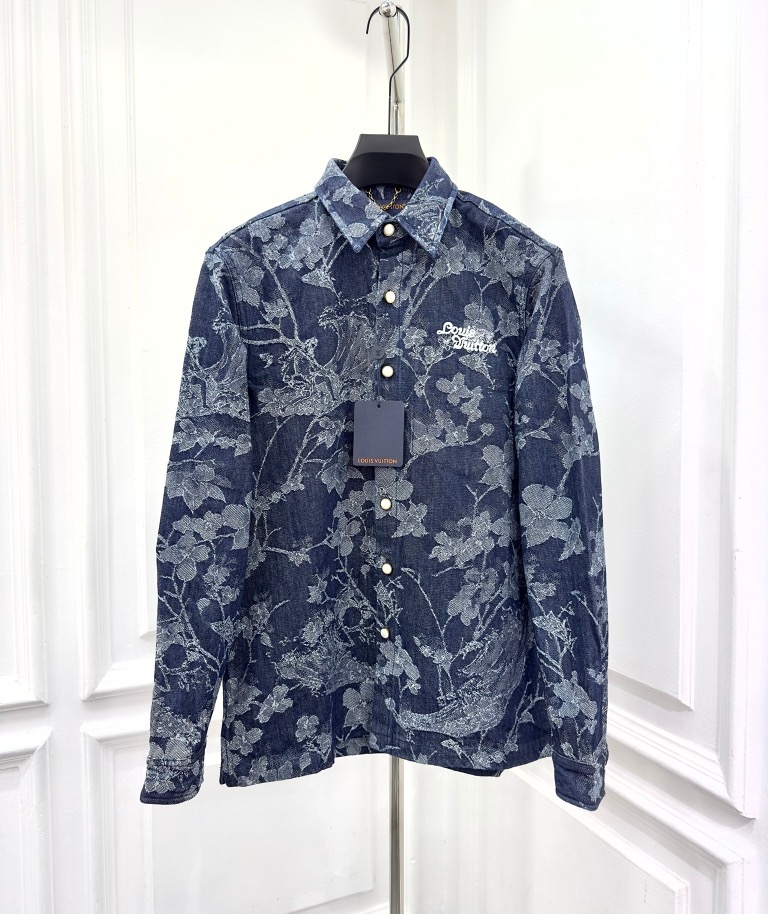 NO:124160,.【LV】 Fashionable and simple spring denim shirt is famous for its simple and delicate design and high-quality details, perfect cut, and the latest British hanging dot and line technology after the label is more perfect, the materials are meticulous, suitable for any occasion, excellent feel, comfortable and breathable! It is the choice of men who focus on practicality and quality. Original quality, official website synchronous [strong]. New model is available for sale immediately, and there are large products [handshake] 174 140 catties, wear S, wear 200 kg.XS-XXL.,,louis vuitton,shirts,alexander wang19860909.【 LV】 时尚简约 春季牛仔衬衫 简洁细腻的设计和高质细节而闻名,裁剪完美,后标最新英国吊点线技术,更加完美,用料一丝不苟,适合任何场合, 手感极佳 舒服又透气! 是注重实用和品质的男士的选择.原單品質 官網同步[强].新款上市 即转即卖 有大货[握手] 174 140斤 穿S 最大穿200斤.XS-XXL.,,louis vuitton,shirts,alexander wang,Men's clothing