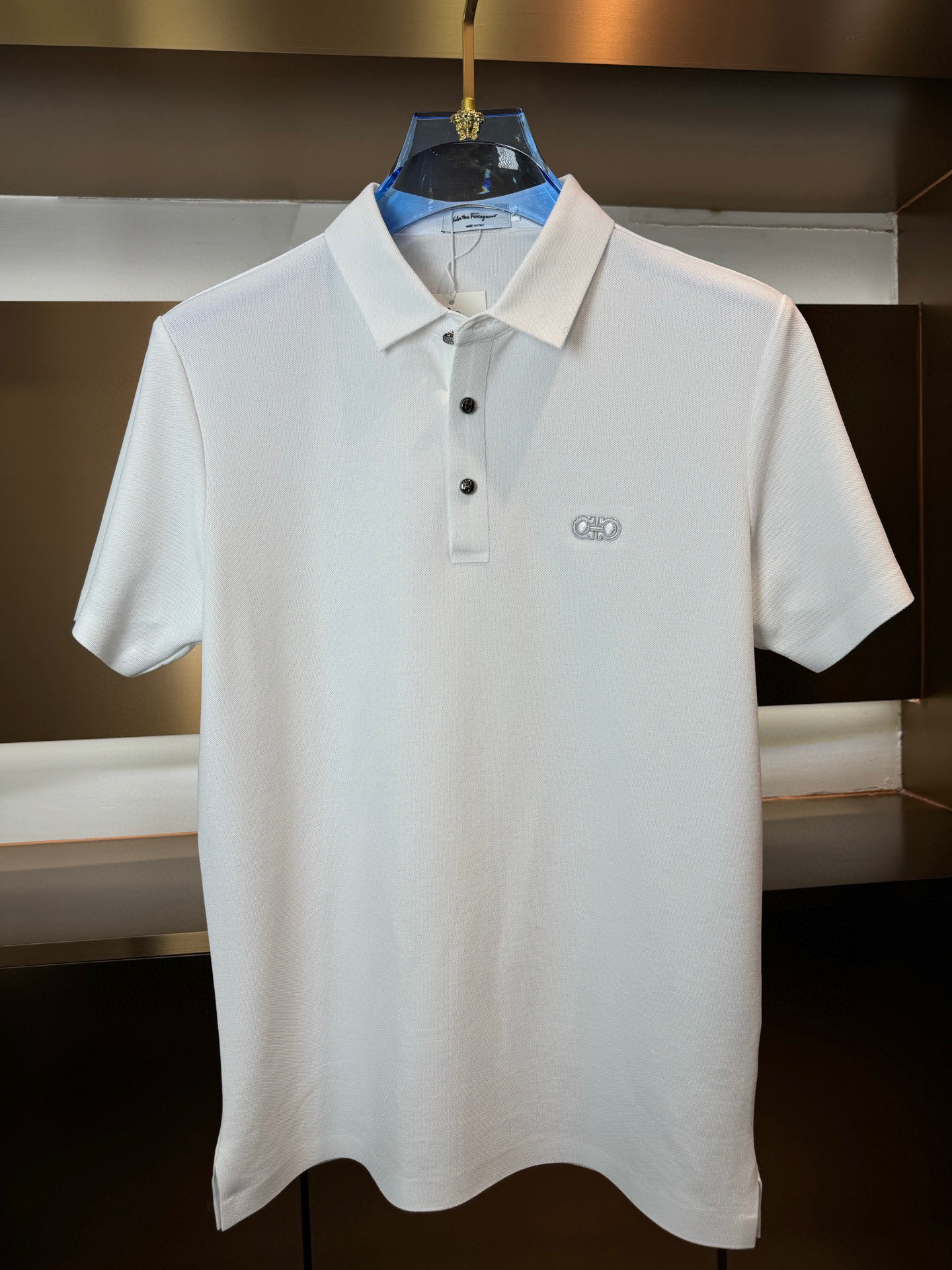 NO:124205,.【Ferragamo】 Fashionable and simple short-sleeved T-shirt is famous for its simple and delicate design and high-quality details, perfectly tailored, and the latest British hanging dot and thread technology after the label is more perfect, the materials are meticulous, suitable for any occasion, excellent feel, comfortable and breathable! It is the choice of men who focus on practicality and quality. The original quality is synchronized by the official website [strong]. The new model is available for sale immediately, and there are large products [handshake] 174 140 catties wearing L size, and you can wear up to 200 catties! M-4XL., ferragamo, T-shirt,tees, t-shirt,alexander wang19860909.【 菲拉格慕】 时尚简约 短袖T恤 简洁细腻的设计和高质细节而闻名,裁剪完美,后标最新英国吊点线技术,更加完美,用料一丝不苟,适合任何场合, 手感极佳 舒服又透气! 是注重实用和品质的男士的选择.原單品質 官網同步[强].新款上市 即转即卖 有大货[握手] 174 140斤穿L码 最大可以穿200斤！M-4XL.,,ferragamo,T-shirt,tees，t-shirt,alexander wang,Men's clothing