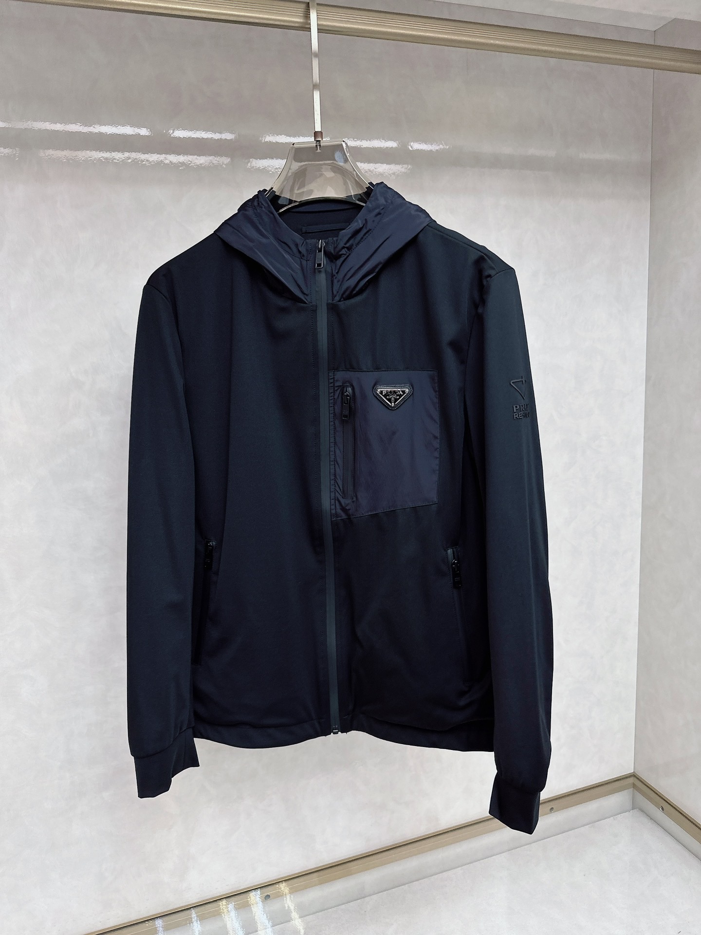 NO:124208,【Prada】Simple spring jacket jacket windbreaker noble high-level order High-standard customization High-standard upper body is very stylish Classic and versatile Customer-supplied hardware Each has a unique logo. Any QQ fashion can be matched in winter. Real top order. The style is also very good. Slim fit style. Highly recommended. 175 140 catties wear L. Maximum wear about 200 catties. It is recommended to report height and weight code. M-3XL.,,prada, jackets & coats, jackets & coats,alexander wang19860909【 普拉达】春季简约 外套 夹克 风衣 贵族高级别要求订单 高标准定制　上身非常有型 经典百搭 客供五金 每颗都有独特logo 冬季任qq何时装都可以搭配　真正的顶级订单 版型上也是非常的好 修身版型 强烈推荐.175 140斤穿L 最大穿200斤左右 .建 议报身高体重配码 .M-3XL.,,prada,jackets & coats,jackets & coats,alexander wang,Men's clothing