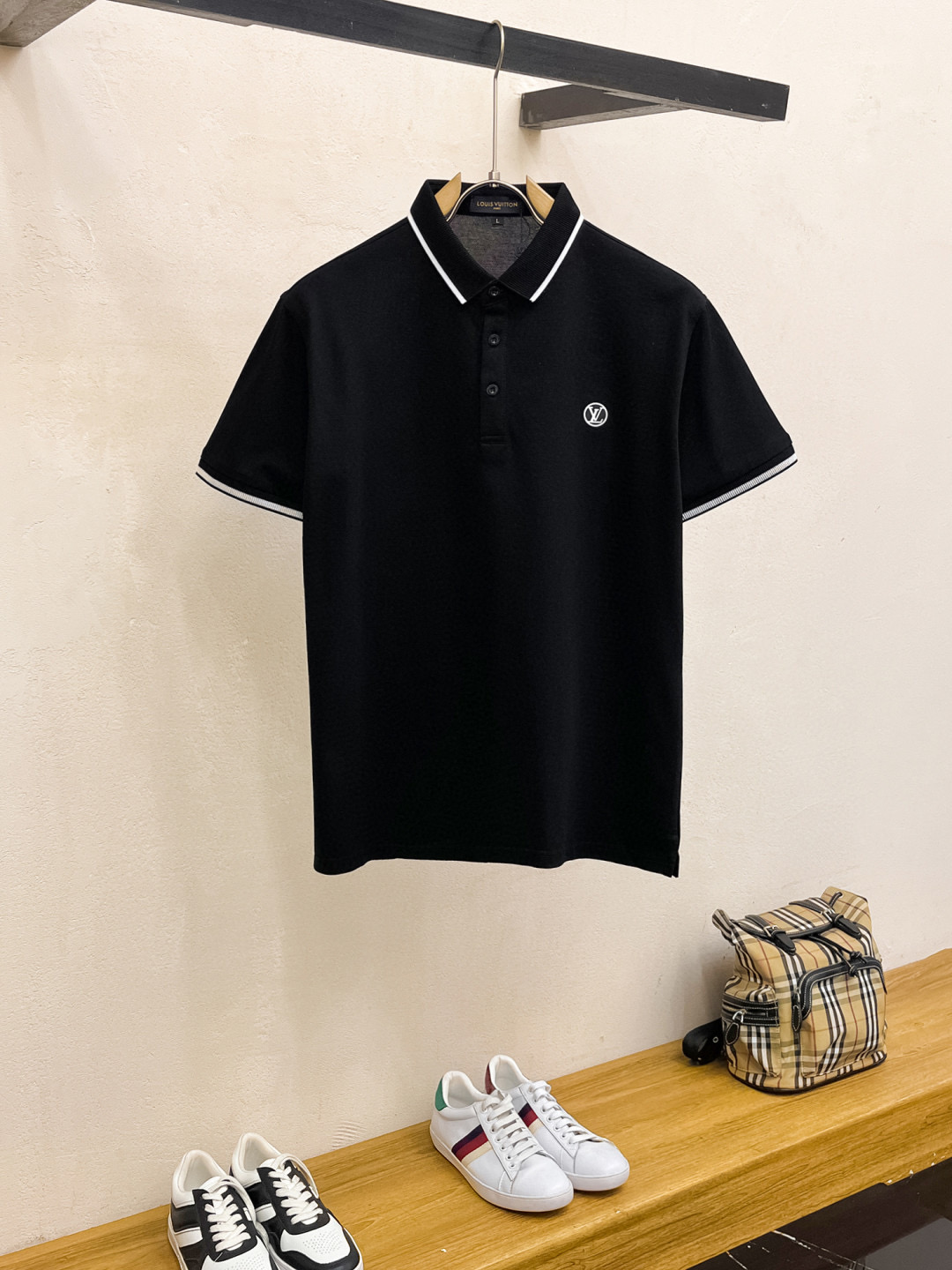 NO:124207,LV Louis Vuitton Xinjiang long lint cotton fabric soft, comfortable and breathable 2025 summer limited short-sleeved Polo series -,,louis vuitton,louis vuitton,T-shirt,alexander wang19860909LV 路易威登 新疆长绒棉 面料柔软舒适透气 2025 夏季 限量款短袖Polo系列 -,,louis vuitton,louis vuitton,T-shirt,alexander wang,Men's clothing