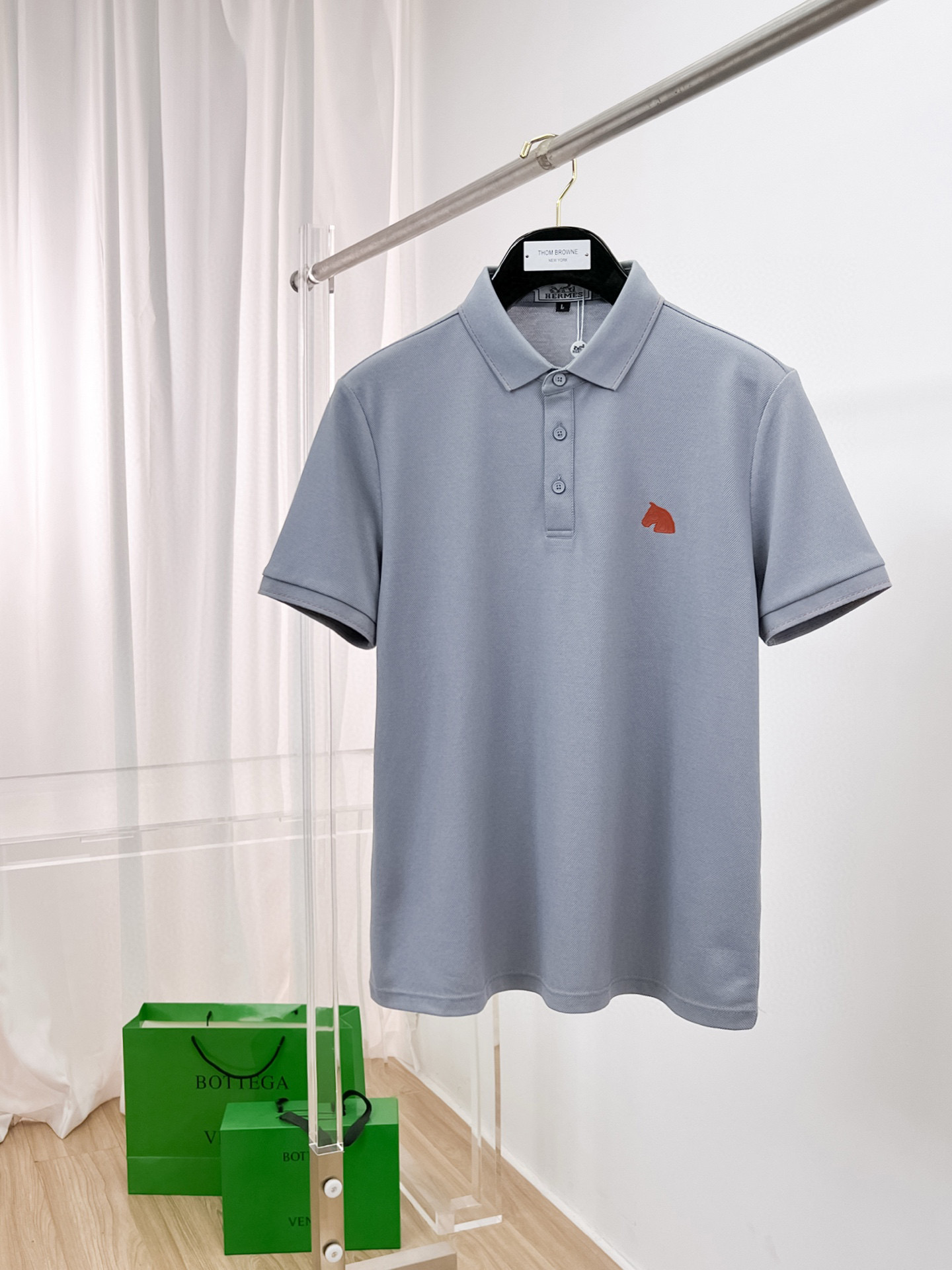 NO:124191,New products for spring, new products are on the market Hermes 2025ss summer new letter logo men's lapel Polo shirt!  Classic business men's style, high-end men's style at the ceiling level of business men's style!  Simple, fashionable and elegant, single-wearing inner wear is decent, quality control/detail control takes away, low-key, luxurious and connotative!  Customer-supplied fixed mesh flooring cotton cloth is carefully made, the surface of the fabric is evenly arranged and neatly arranged, with excellent breathability and heat dissipation and sweat resistance, and the comfort level of the upper body is completely better than that of ordinary single-sided sweat cloth tissue!  The classic brand LOGO logo on the chest is created with top-level craftsmanship. The LOGO has three-dimensional, clear and full texture, and is an extraordinary product in the classic field whether it is inner wear or single wear!  The exquisite cutting process, the processing of every detail is very standard and delicate, and it is comparable to that of ordinary LOW products on the market. Men must enter the basic versatile Polo shirts!  Multi-color Size M-4xl, hermes,alexander wang19860909开春新品 新品上市 爱马仕 2025ss夏季新款字母logo男士翻领Polo衫！经典商务男款,高端男装的天花板级别的商务男款！简约时尚大气不失优雅,单穿内搭体面过人,品质控/细节控的闭眼带走,低调又奢华有内涵！ 客供定织网眼珠地棉布精心制成,面料表面排列均匀整齐的网眼纹理,透气性和散热排汗性极佳,上身舒适程度完全优于普通单面汗布组织！胸前经典的品牌LOGO标识,采用顶级工艺打造,LOGO立体清晰饱满,质感非凡的特质,无论是内搭还是单穿都是一款经典领域的产品！精妙绝伦的裁剪工艺,每一个细节处理的非常标准细腻,非市面一般LOW货可以媲美的,男士必入基础百搭款Polo衫推荐！ 颜色多颜色 尺码M-4xl,,hermes,alexander wang,Men's clothing