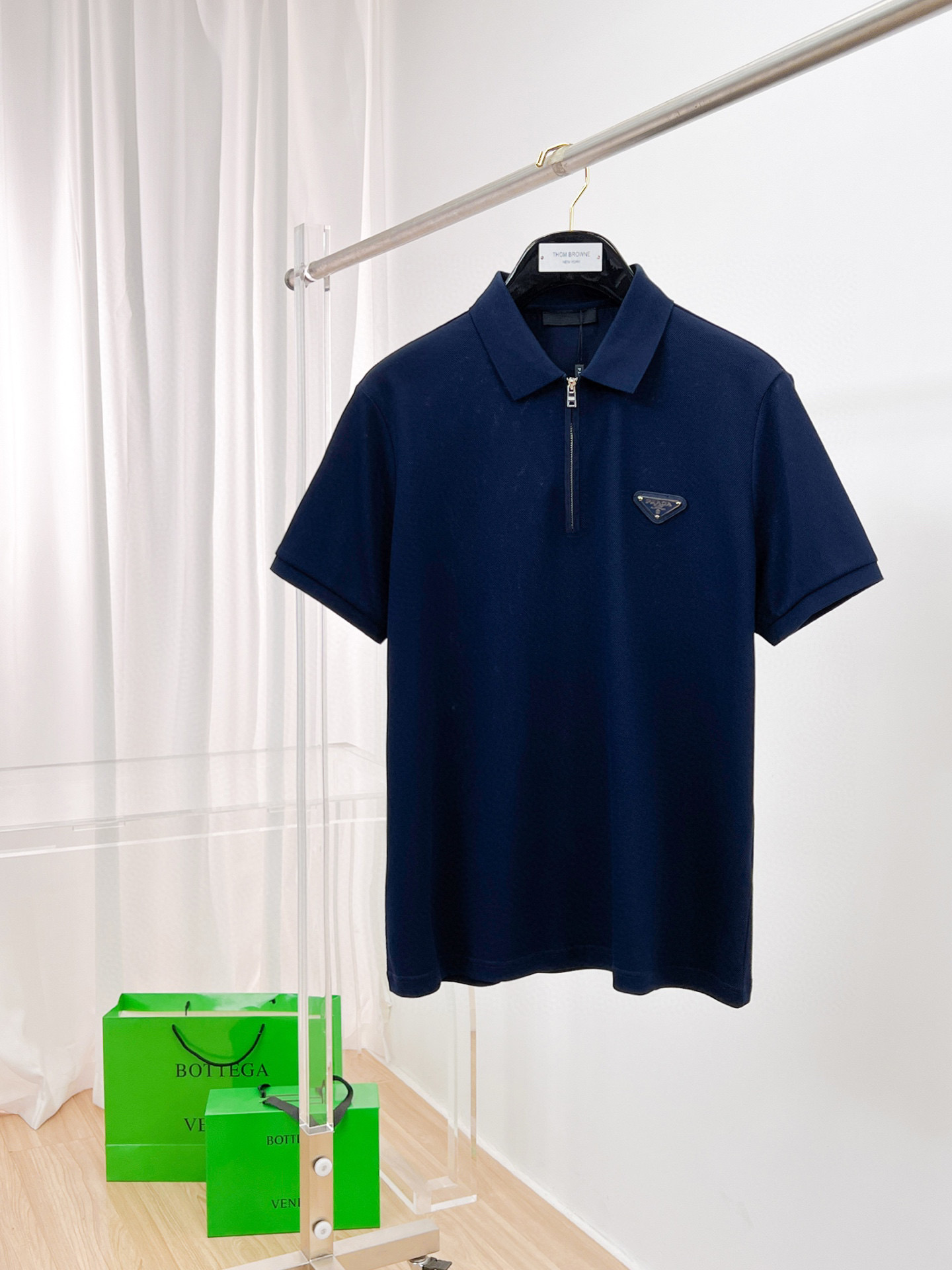 NO:124194,New products for spring, new products are on the market, Prada 2025ss summer new letter logo men's lapel Polo shirt!  Classic business men's style, high-end men's style at the ceiling level of business men's style!  Simple, fashionable and elegant, single-wearing inner wear is decent, quality control/detail control takes away, low-key, luxurious and connotative!  Customer-supplied fixed mesh flooring cotton cloth is carefully made, the surface of the fabric is evenly arranged and neatly arranged, with excellent breathability and heat dissipation and sweat resistance, and the comfort level of the upper body is completely better than that of ordinary single-sided sweat cloth tissue!  The classic brand LOGO logo on the chest is created with top-level craftsmanship. The LOGO has three-dimensional, clear and full texture, and is an extraordinary product in the classic field whether it is inner wear or single wear!  The exquisite cutting process, the processing of every detail is very standard and delicate, and it is comparable to that of ordinary LOW products on the market. Men must enter the basic versatile Polo shirts!  Multi-color Size M-4xl, prada, alexander wang19860909开春新品 新品上市 普拉达 2025ss夏季新款字母logo男士翻领Polo衫！经典商务男款,高端男装的天花板级别的商务男款！简约时尚大气不失优雅,单穿内搭体面过人,品质控/细节控的闭眼带走,低调又奢华有内涵！ 客供定织网眼珠地棉布精心制成,面料表面排列均匀整齐的网眼纹理,透气性和散热排汗性极佳,上身舒适程度完全优于普通单面汗布组织！胸前经典的品牌LOGO标识,采用顶级工艺打造,LOGO立体清晰饱满,质感非凡的特质,无论是内搭还是单穿都是一款经典领域的产品！精妙绝伦的裁剪工艺,每一个细节处理的非常标准细腻,非市面一般LOW货可以媲美的,男士必入基础百搭款Polo衫推荐！ 颜色多颜色 尺码M-4xl,,prada,alexander wang,Men's clothing