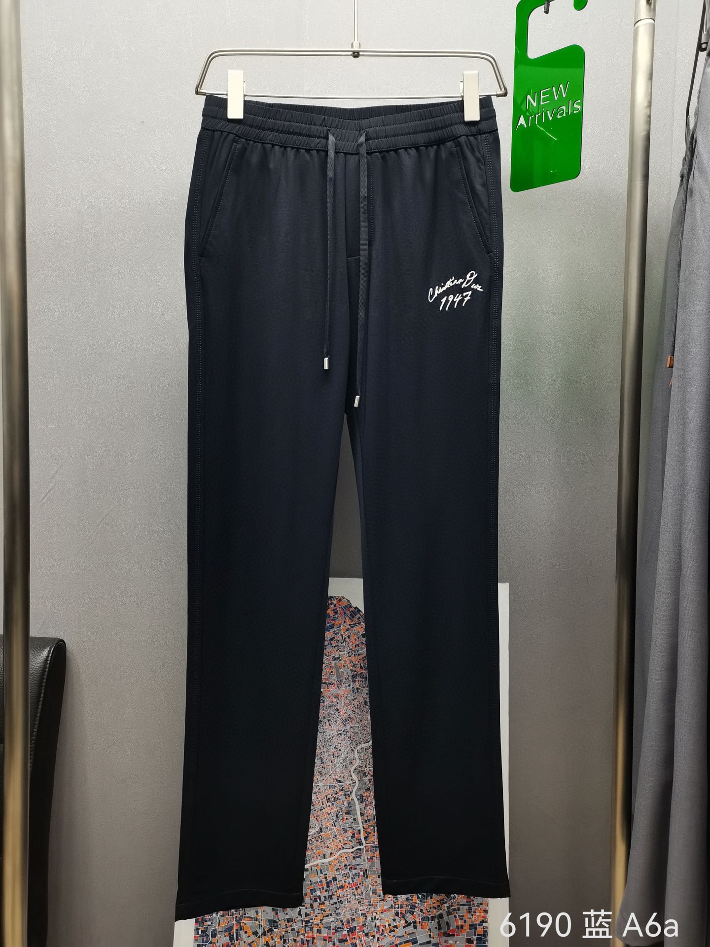 NO:124224,.Dior Spring and Summer - new Dior casual pants, the fabric is comfortable and breathable, the front logo adopts classic brand elements, and the trousers are wrapped around the edges. The pants are comfortable and inclusive!  Simple and versatile, the first choice for casual!  Model number 6190 Color black Size M-3XL Elastic waist L size waist 80-84, waist 2 feet 4-2 feet 5 wearable, dior, dior, alexander wang19860909.迪奥 春夏--新款 Dior休闲裤,面料舒适透气,正面标识采用品牌经典元素,骨筋包边,裤型舒适包容性极强！简单百搭,休闲首选！ 款号6190 颜色黑 尺码M-3XL  弹力腰 L码腰围80-84,腰围2尺4-2尺5可穿,,dior,dior,alexander wang,Men's clothing