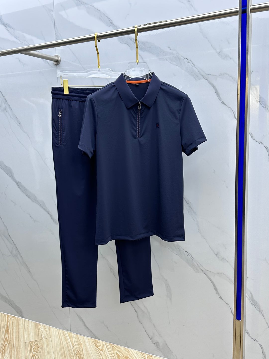 NO:133204,【Hermes】Hot-up a high-end!  Aristocratic suit [Rose][Rose] The original single-quality exclusive high-quality major brand suits are all top European and American styles and fabrics handmade, and the works of the world's top designers, with international fashion brands, reflecting elegance, personality, fashion. Our company does not attract customers at low prices, but starts with quality, taste, connotation and some top design elements. 175 140 catties. Wearing L can wear 200 catties. Standard size M-4XL.,,hermes,alexander wang19860909【 爱马仕】爆款a 高端 ！贵族套装 [玫瑰][玫瑰]原单品质独家首选高品质各大品牌套装,全是欧美顶级爆款花色及面料手工,世界顶尖设计师作品,具备国际时尚大牌元素,体现高雅、个性、时尚[强][强][强].本公司不是以低价格吸引客户,是以品质、品味、内涵以及一些顶级设计元素为起点.175 140斤 穿L 可以穿200斤.标准尺码 M-4XL.,,hermes,alexander wang,Men's clothing