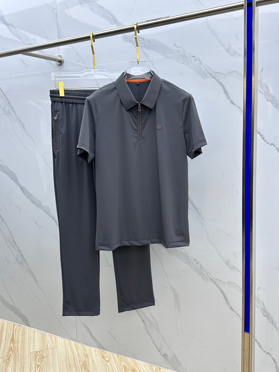 NO:124241,【Hermes】Hot-up a high-end!  Aristocratic suit [Rose][Rose] The original single-quality exclusive high-quality major brand suits are all top European and American styles and fabrics handmade, and the works of the world's top designers, with international fashion brands, reflecting elegance, personality, fashion. Our company does not attract customers at low prices, but starts with quality, taste, connotation and some top design elements. 175 140 catties. Wearing L can wear 200 catties. Standard size M-4XL.,,hermes,alexander wang19860909【 爱马仕】爆款a 高端 ！贵族套装 [玫瑰][玫瑰]原单品质独家首选高品质各大品牌套装,全是欧美顶级爆款花色及面料手工,世界顶尖设计师作品,具备国际时尚大牌元素,体现高雅、个性、时尚[强][强][强].本公司不是以低价格吸引客户,是以品质、品味、内涵以及一些顶级设计元素为起点.175 140斤 穿L 可以穿200斤.标准尺码 M-4XL.,,hermes,alexander wang,Men's clothing