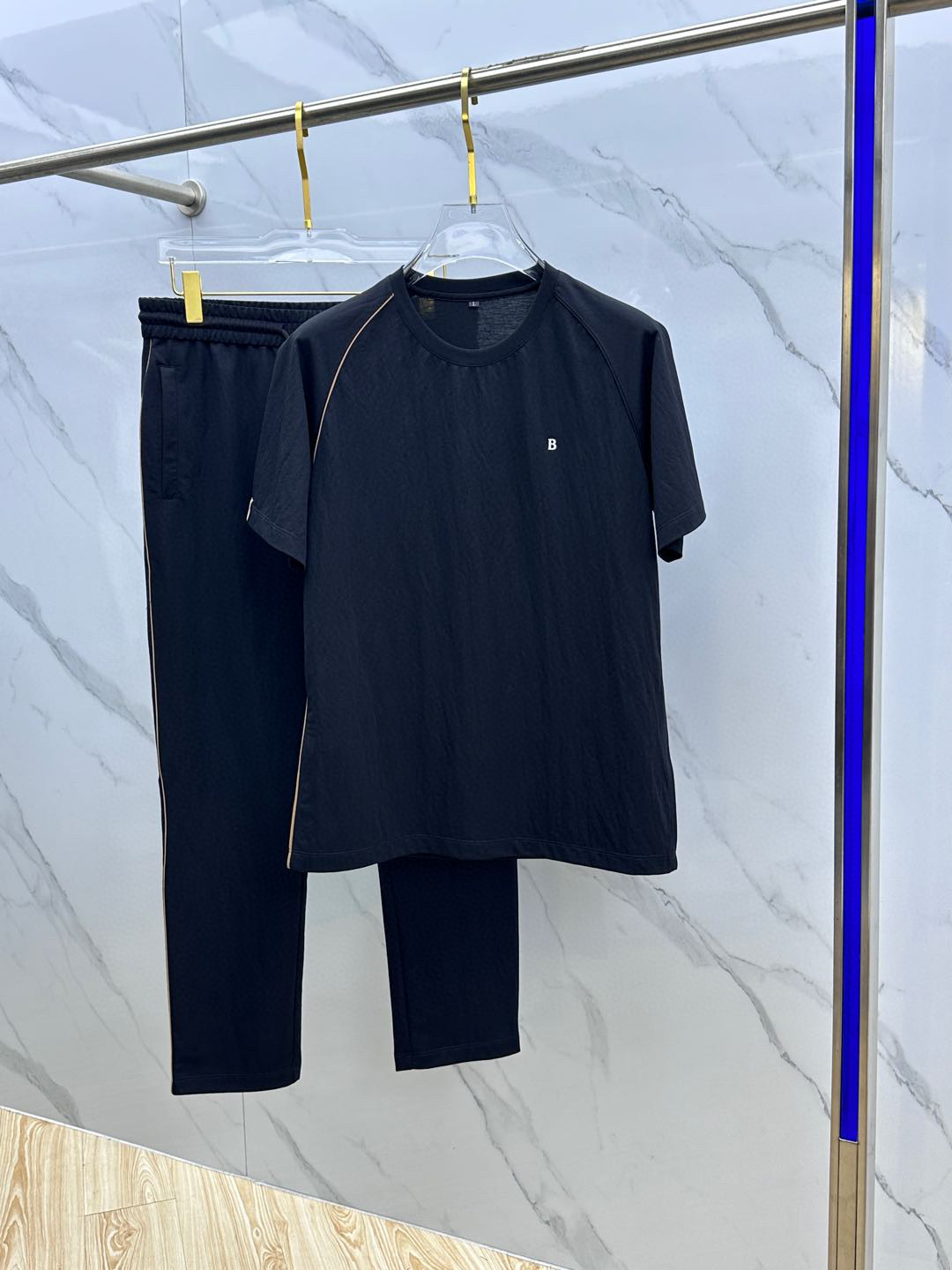 NO:133219,【TB】Hot-up a high-end!  Aristocratic suit [Rose][Rose] The original single-quality exclusive high-quality major brand suits are all top European and American styles and fabrics handmade, and the works of the world's top designers, with international fashion brands, reflecting elegance, personality, fashion. Our company does not attract customers at low prices, but starts with quality, taste, connotation and some top design elements. 175 140 catties. Wear L can wear 200 catties. Standard size M-4XL.,,alexander wang19860909【 TB】爆款a 高端 ！贵族套装 [玫瑰][玫瑰]原单品质独家首选高品质各大品牌套装,全是欧美顶级爆款花色及面料手工,世界顶尖设计师作品,具备国际时尚大牌元素,体现高雅、个性、时尚[强][强][强].本公司不是以低价格吸引客户,是以品质、品味、内涵以及一些顶级设计元素为起点.175 140斤 穿L 可以穿200斤.标准尺码 M-4XL.,,alexander wang,Men's clothing