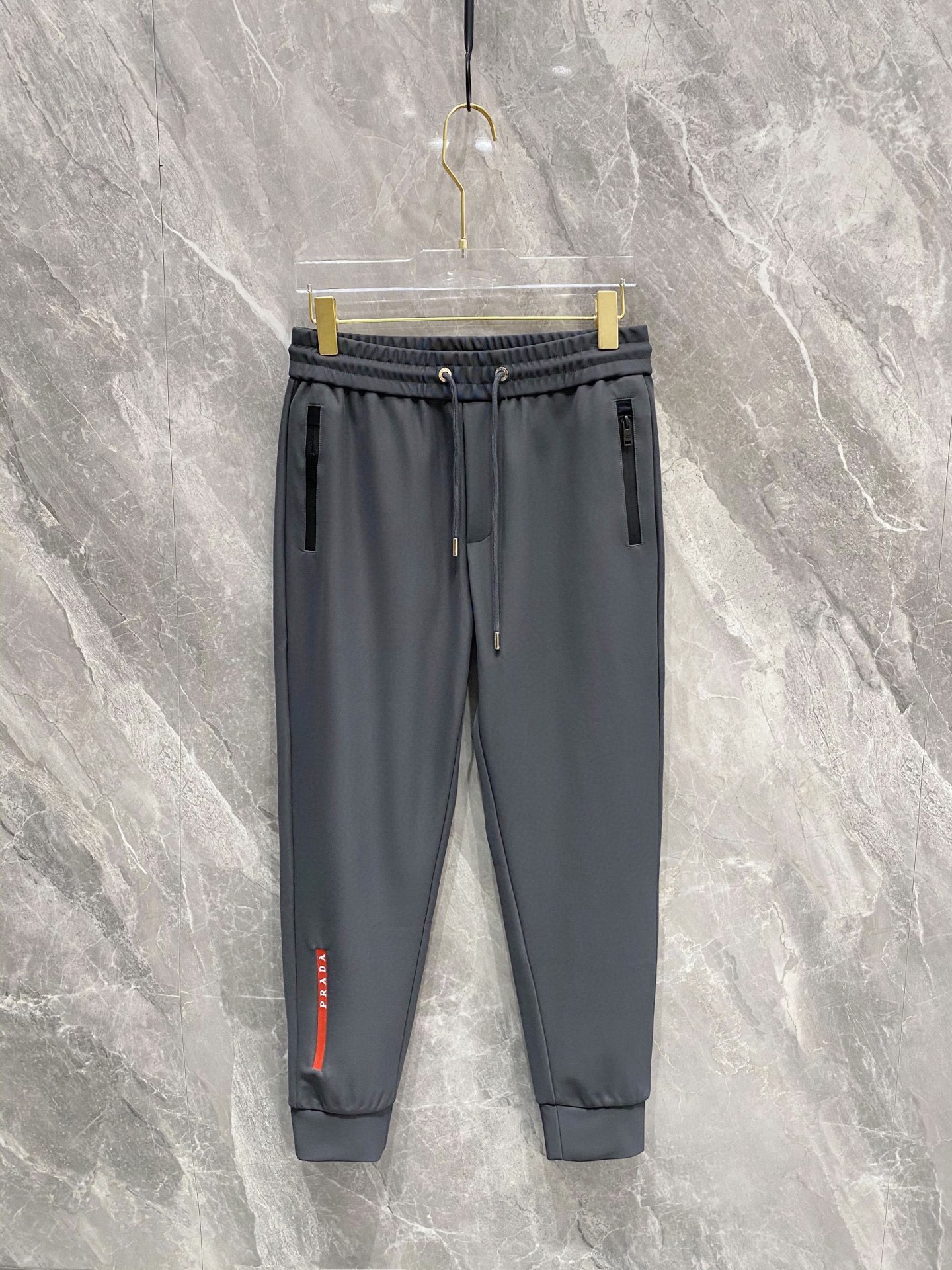 NO:125693,【Prada】Simple and fashionable. The spring casual pants are very comfortable to wear, low-key and luxurious. They are very classy when worn. There is no need to say much about the style and cutting of the pants. The upper body is exquisite and vivid. The truly first-class quality is the true palace-level casual pants, which are made of Turkish cotton, produce the most famous tannin cloth. The quality is excellent, and the pants are soft after heavy washing!  Straight-footed style, not picky, the upper body is absolutely stylish, the waist is inlaid with silver jewelry, extremely luxurious. M-3XL., prada, alexander wang19860909【 普拉达】简约时尚 春季休闲裤身穿着非常舒适 低调不失奢华 穿出去非常有档次,裤型款式和裁剪亦无需多言 上身精致跃然.真正一等一顶级质料 真正殿堂级的休闲裤,选用土耳其的棉花 生产出最有名的单宁布 品质卓然,经过重水洗使得裤子很柔软！直脚的版型 不挑人 上身绝对的有型 裤腰镶嵌银饰达人设计 极度奢华.M-3XL.,,prada,alexander wang,Men's clothing