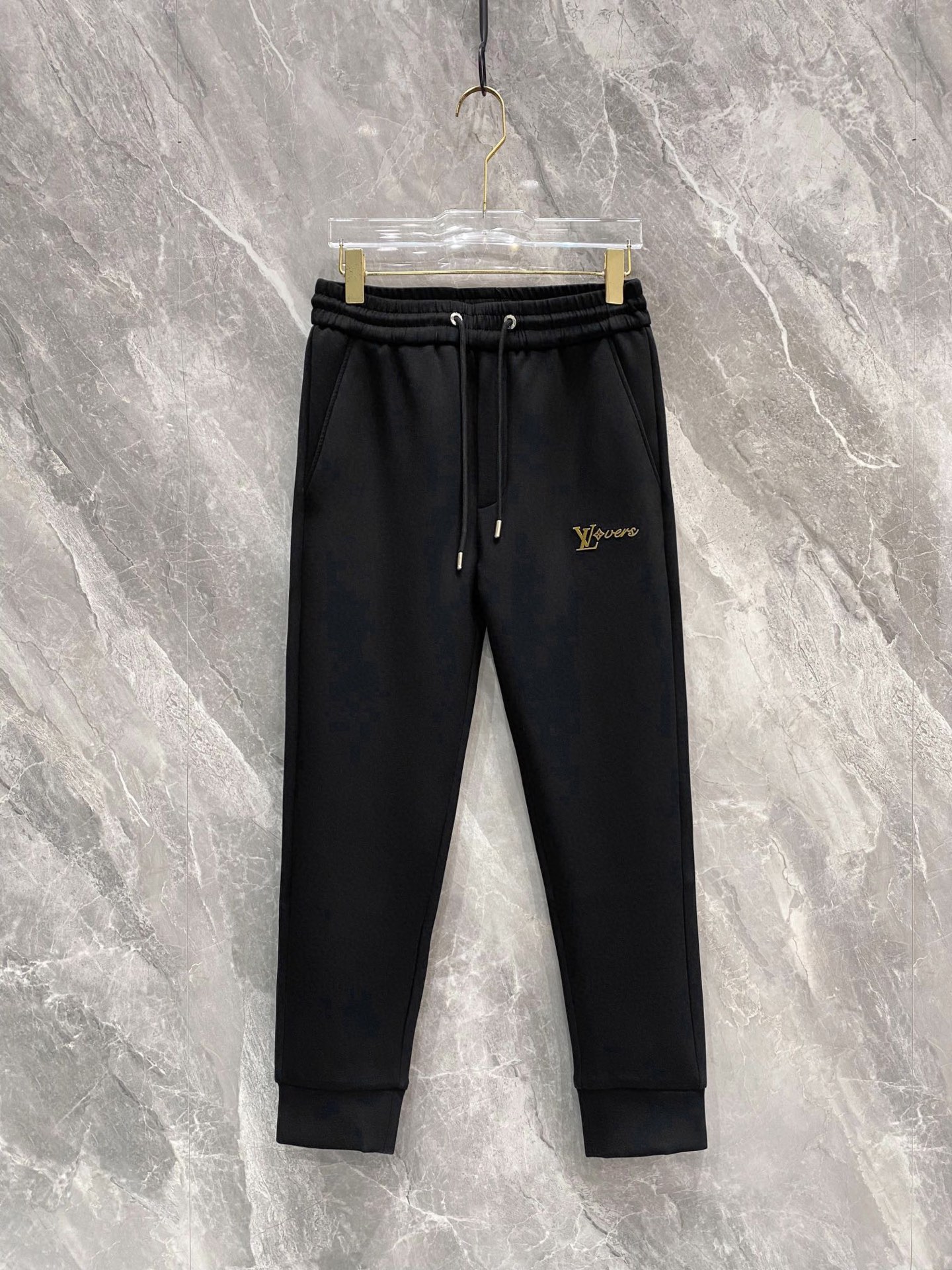 NO:125695,【LV】Simple and fashionable. The spring casual pants are very comfortable to wear, low-key and luxurious. They are very classy when worn. There is no need to say much about the style and cutting of the pants. The upper body is exquisite and vivid. The truly first-class quality is the true palace-level casual pants, which are made of Turkish cotton, produce the most famous tannin cloth. The quality is excellent, and the pants are soft after heavy washing!  Straight-footed style, not picky, the upper body is absolutely stylish, the waist is inlaid with silver jewelry, extremely luxurious. M-3XL.,,louis vuitton,alexander wang19860909【 LV】简约时尚 春季休闲裤身穿着非常舒适 低调不失奢华 穿出去非常有档次,裤型款式和裁剪亦无需多言 上身精致跃然.真正一等一顶级质料 真正殿堂级的休闲裤,选用土耳其的棉花 生产出最有名的单宁布 品质卓然,经过重水洗使得裤子很柔软！直脚的版型 不挑人 上身绝对的有型 裤腰镶嵌银饰达人设计 极度奢华.M-3XL.,,louis vuitton,alexander wang,Men's clothing