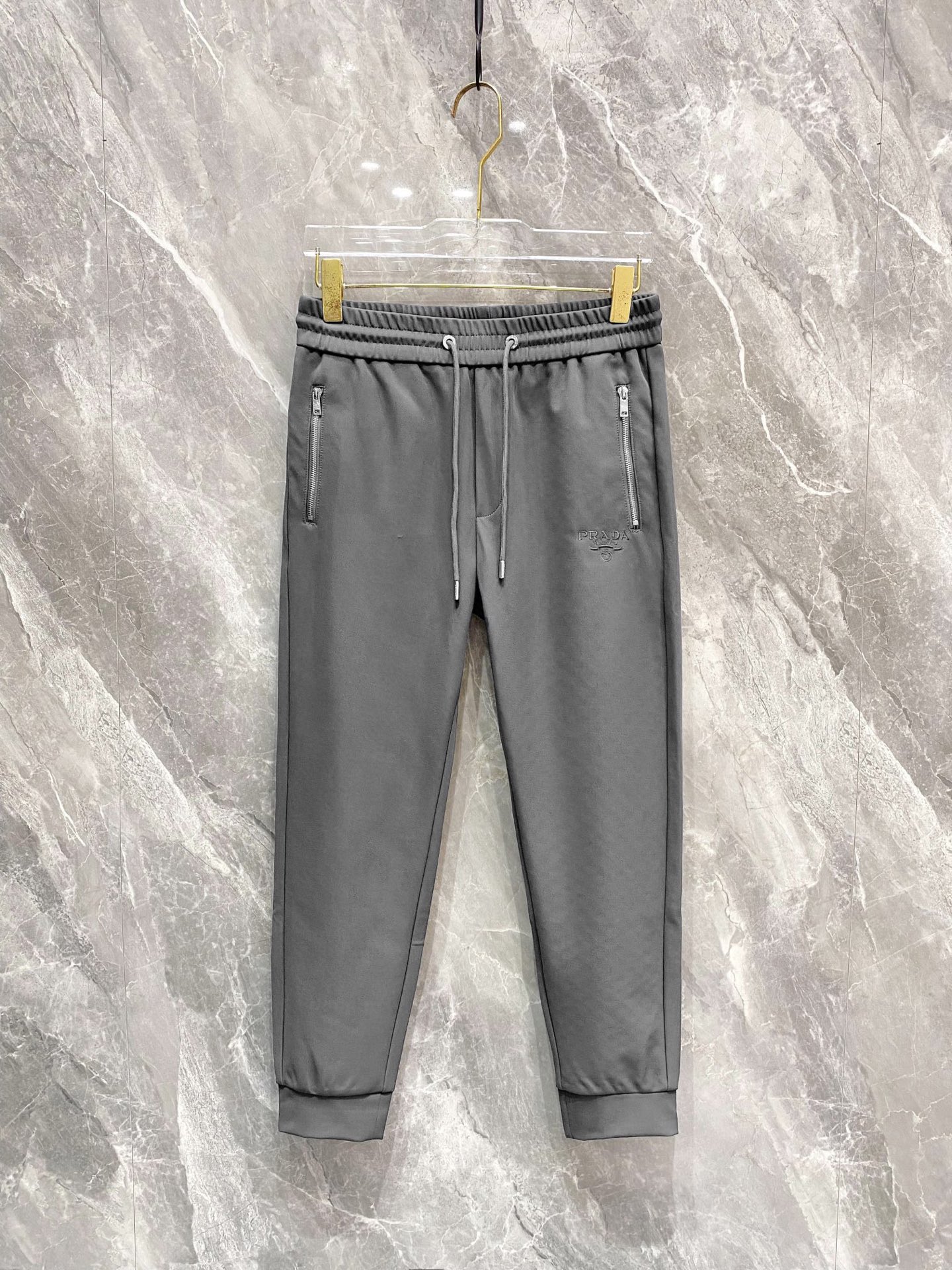 NO:125697,【Prada】Simple and fashionable. The spring casual pants are very comfortable to wear, low-key and luxurious. They are very classy when worn. There is no need to say much about the style and cutting of the pants. The upper body is exquisite and vivid. The truly first-class quality is the true palace-level casual pants, which are made of Turkish cotton, produce the most famous tannin cloth. The quality is excellent, and the pants are soft after heavy washing!  Straight-footed style, not picky, the upper body is absolutely stylish, the waist is inlaid with silver jewelry, extremely luxurious. M-3XL., prada, alexander wang19860909【 普拉达】简约时尚 春季休闲裤身穿着非常舒适 低调不失奢华 穿出去非常有档次,裤型款式和裁剪亦无需多言 上身精致跃然.真正一等一顶级质料 真正殿堂级的休闲裤,选用土耳其的棉花 生产出最有名的单宁布 品质卓然,经过重水洗使得裤子很柔软！直脚的版型 不挑人 上身绝对的有型 裤腰镶嵌银饰达人设计 极度奢华.M-3XL.,,prada,alexander wang,Men's clothing