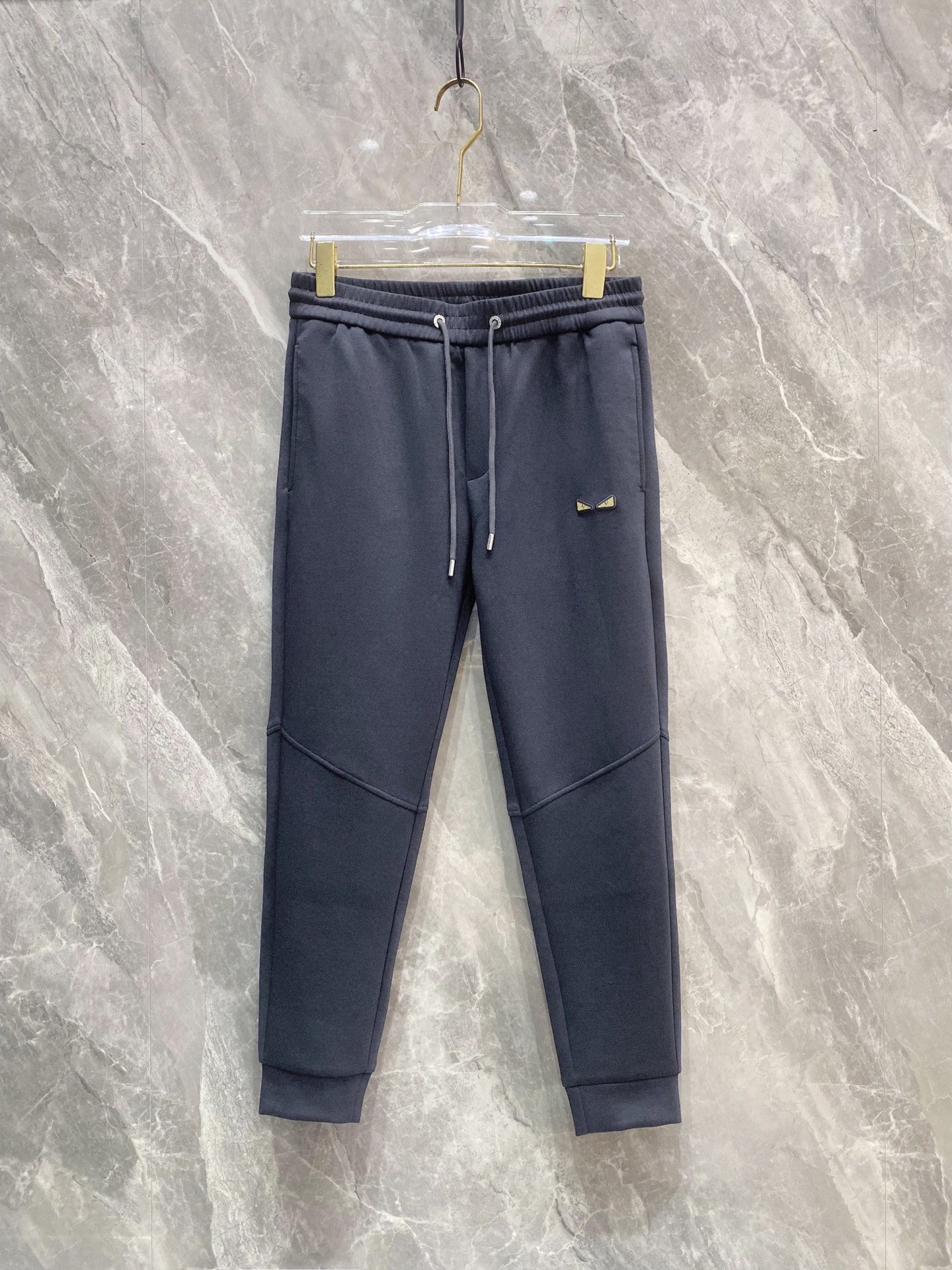 NO:125699,【Fendi】Simple and fashionable. The spring casual pants are very comfortable to wear, low-key and luxurious. They are very classy when worn. There is no need to say much about the style and cutting of the pants. The upper body is exquisite and vivid. The truly first-class quality is the true palace-level casual pants, which are made of Turkish cotton, produce the most famous tannin cloth. The quality is excellent, and the pants are soft after heavy washing!  Straight-footed style, not picky, the upper body is absolutely stylish, the waist is inlaid with silver jewelry, extremely luxurious. M-3XL., fendi, alexander wang19860909【 芬迪】简约时尚 春季休闲裤身穿着非常舒适 低调不失奢华 穿出去非常有档次,裤型款式和裁剪亦无需多言 上身精致跃然.真正一等一顶级质料 真正殿堂级的休闲裤,选用土耳其的棉花 生产出最有名的单宁布 品质卓然,经过重水洗使得裤子很柔软！直脚的版型 不挑人 上身绝对的有型 裤腰镶嵌银饰达人设计 极度奢华.M-3XL.,,fendi,alexander wang,Men's clothing
