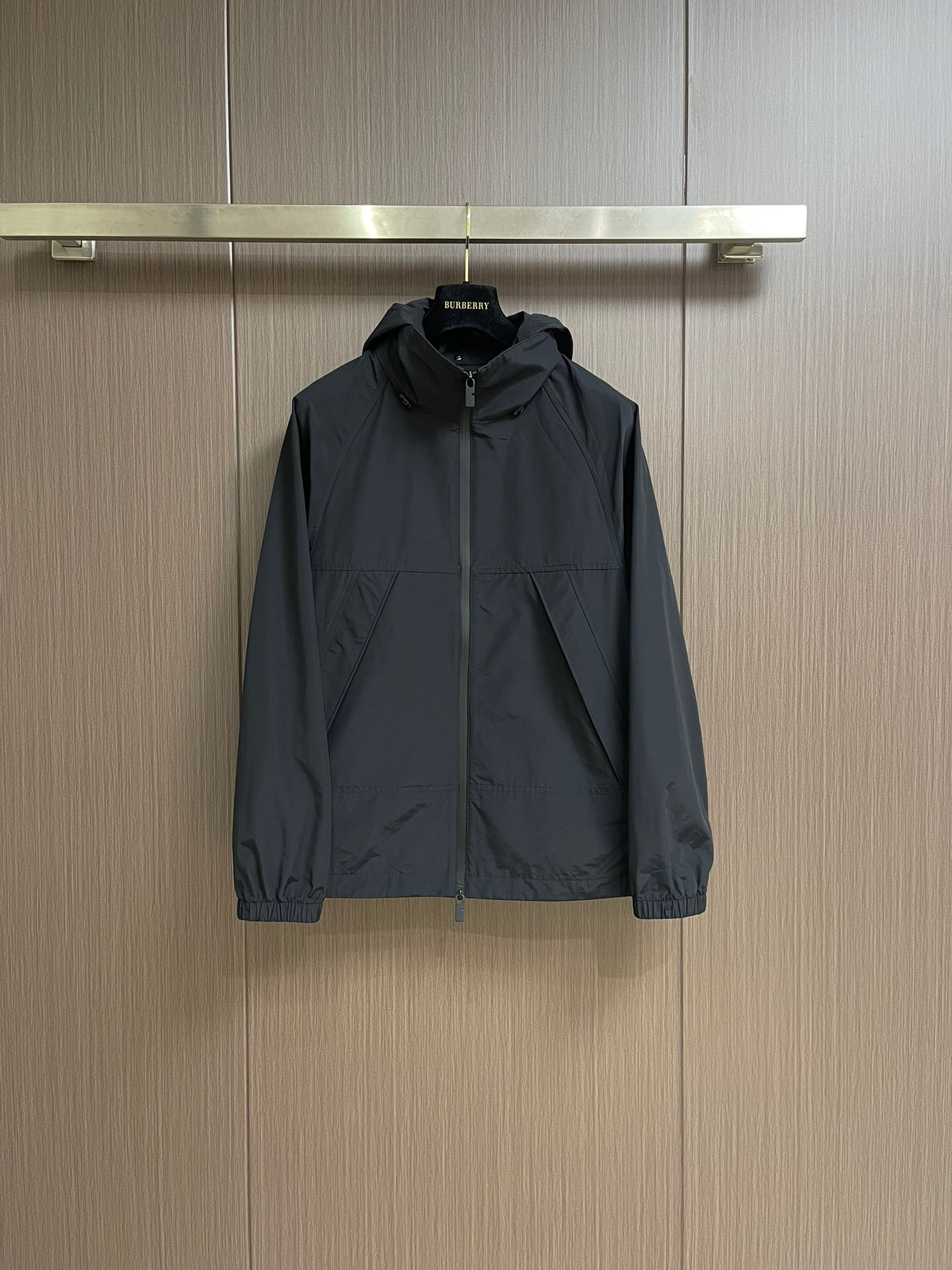NO:125692,【Burberry】Simple spring. Jackets and windbreakers are high-level orders. High-standard customization. The upper body is very stylish. Classic and versatile. Customer-supplied hardware. Each has a unique logo. Any fashion can be matched in winter. Real top-level order. The style is also very good. Slim fit. Highly recommended. 175 140 catties. Wear about 190 catties. Wear height and weight. Wear code. M-3XL., burberry, jackets & coats, alexander wang19860909【 巴宝莉】春季简约.夹克 风衣贵族高级别要求订单 高标准定制　上身非常有型 经典百搭 客供五金 每颗都有独特logo 冬季任何时装都可以搭配　真正的顶级订单 版型上也是非常的好 修身版型 强烈推荐.175 140斤穿L 最大穿190斤左右 .建 议报身高体重配码 .M-3XL.,,burberry,jackets & coats,alexander wang,Men's clothing