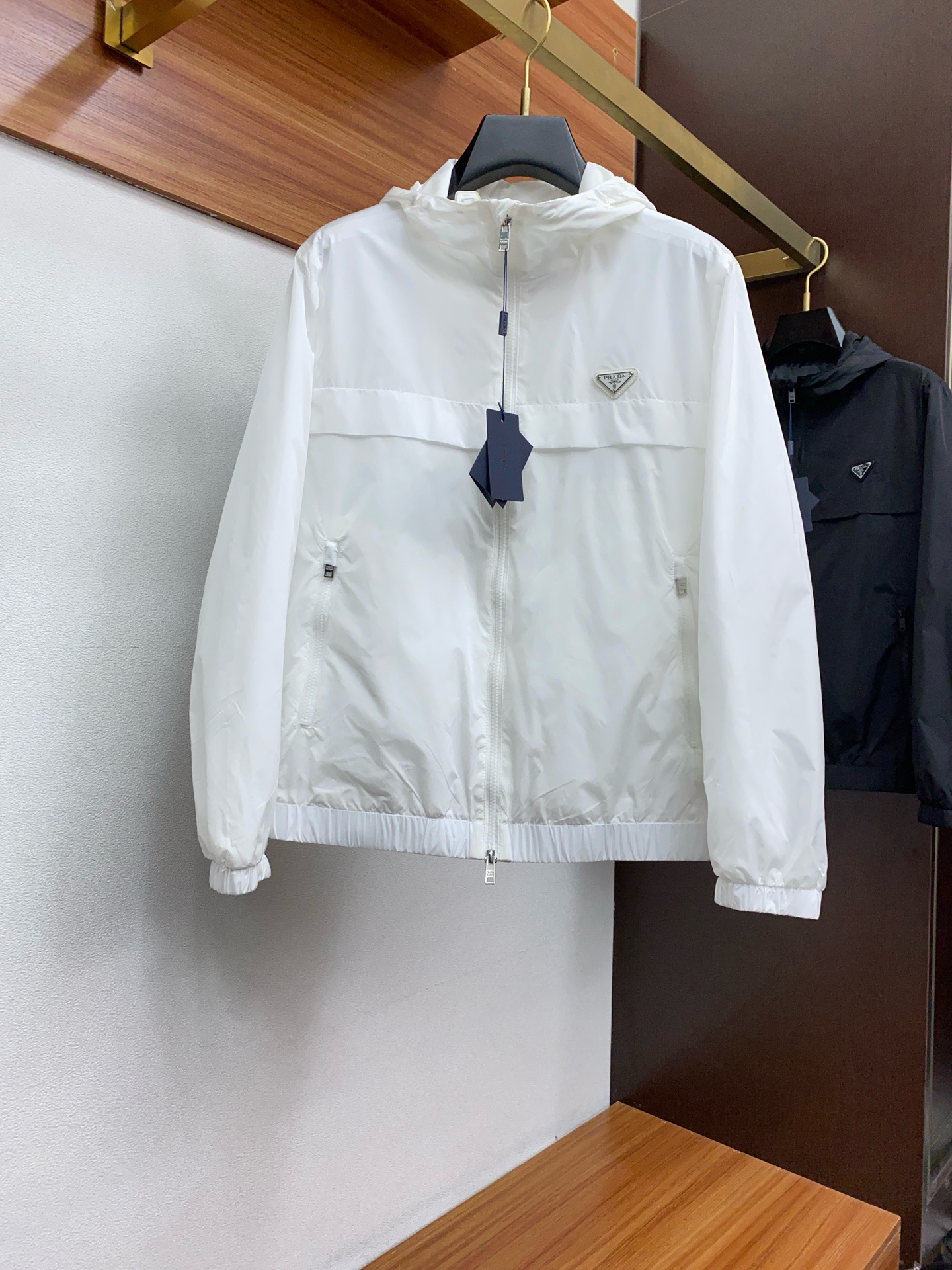 NO:125694,【Prada】Simple spring. Jackets and windbreakers are high-level orders. High-standard customization. The upper body is very stylish. Classic and versatile. Customer-supplied hardware. Each has a unique logo. Any fashion can be matched in winter. Real top-level order. The style is also very good. Slim fit. Highly recommended. 175 140 catties. Wear about 190 catties. Wear height and weight. It is recommended to report the height and weight. M-3XL.,,prada, jackets & coats,alexander wang19860909【 普拉达】春季简约.夹克 风衣贵族高级别要求订单 高标准定制　上身非常有型 经典百搭 客供五金 每颗都有独特logo 冬季任何时装都可以搭配　真正的顶级订单 版型上也是非常的好 修身版型 强烈推荐.175 140斤穿L 最大穿190斤左右 .建 议报身高体重配码 .M-3XL.,,prada,jackets & coats,alexander wang,Men's clothing