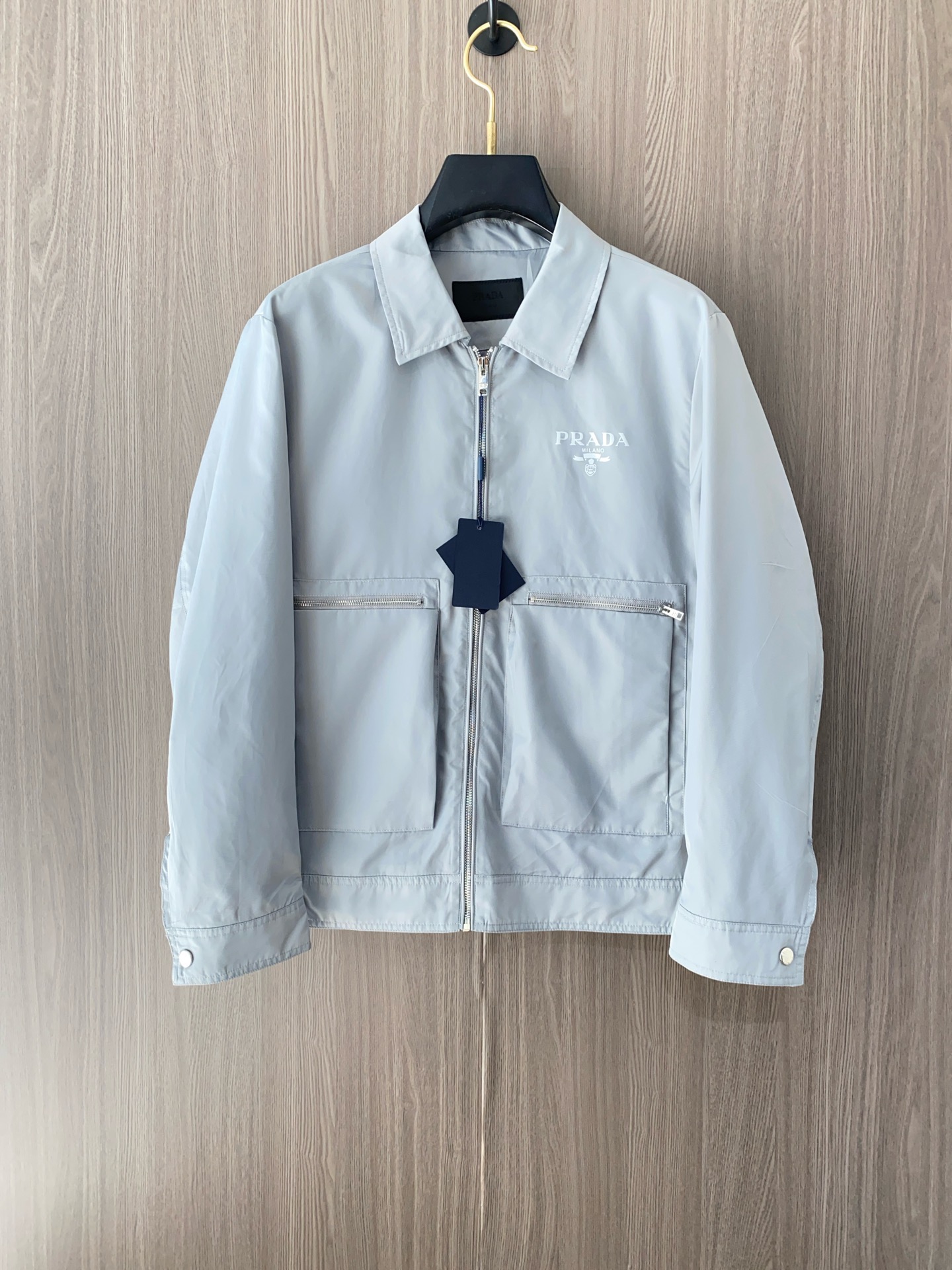 NO:125698,【Prada】Simple spring. Jackets and windbreakers are high-level orders. High-standard customization. The upper body is very stylish. Classic and versatile. Customer-supplied hardware. Each has a unique logo. Any fashion can be matched in winter. Real top-level order. The style is also very good. Slim fit. Highly recommended. 175 140 catties. Wear about 190 catties. Wear height and weight. It is recommended to report the height and weight. M-3XL.,,prada, jackets & coats,alexander wang19860909【 普拉达】春季简约.夹克 风衣贵族高级别要求订单 高标准定制　上身非常有型 经典百搭 客供五金 每颗都有独特logo 冬季任何时装都可以搭配　真正的顶级订单 版型上也是非常的好 修身版型 强烈推荐.175 140斤穿L 最大穿190斤左右 .建 议报身高体重配码 .M-3XL.,,prada,jackets & coats,alexander wang,Men's clothing