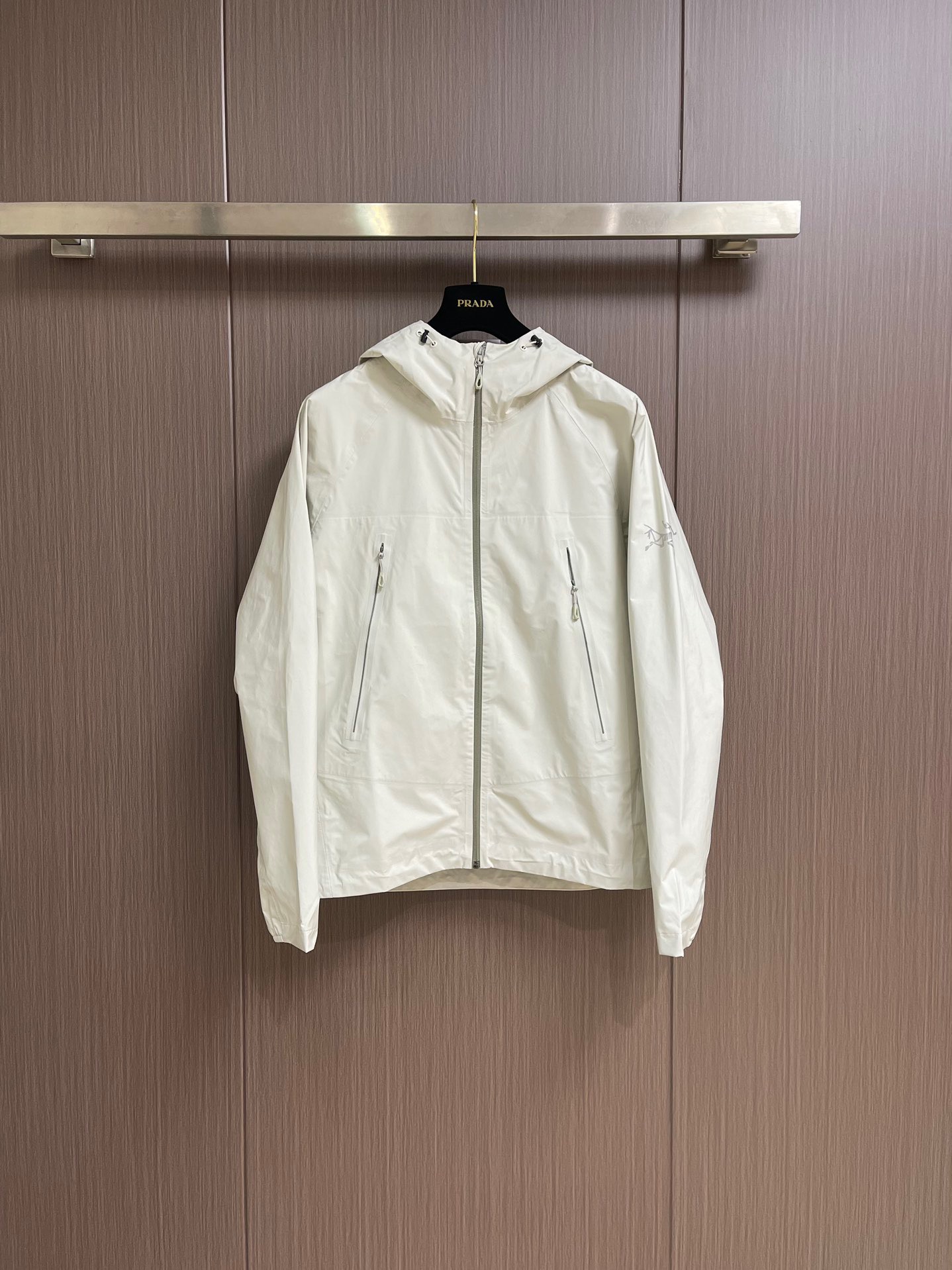 NO:125700,. Top version ARC'TERYX/Archaew beta LT series jacket The same classic hard shell outdoor warmth, windproof and water-splashing. Professional-grade outdoor hooded jacket jacket. Polar waterproof jacket!  Suitable for all kinds of environments, cities, outdoors, camping, mountain sports, and technology fabrics, taking into account outdoor activities and urban commuting, this year's super hot product, the three-dimensional cut style is also particularly good!  GORE-TEX three-layered adhesive fabric has long-lasting waterproof and windproof function. It can prevent penetration even when it rains heavily. The waterproof effect is excellent~WaterTight adhesive waterproof zipper This zipper can block the wind and rain and effectively prevent wind and rain from invading. The inner joints are pressed and glued. The compressed adhesive is flat and reinforced to prevent glue opening. Small waterproof and windproof zipper, WaterTight adhesive waterproof zipper, the adhesion of the zipper is effective in waterproof and windproof, the collar is thoughtful and soft, and the body is more comfortable. The inner lining of the two-way zipper is reinforced, effectively preventing tear. Strong durability, heavy items, top version SizeM-XXL, arc'teryx, jackets & coats, jackets & coats, hats, alexander wang19860909.顶级版 ARC‘TERYX/始祖鸟 beta LT系列冲锋衣 官网同款经典硬壳户外保暖防风防泼水 .专业级户外连帽冲锋衣夹克外套.极地防水冲锋衣！ 适用于各种环境,城市,户外,露营 山地 运动都OK,科技面料 兼顾户外活动和城市通勤,今年的超级爆款,立体的裁剪版型也特别的好！GORE-TEX 三层压胶面料,具有持久防水 防风的功能性 即使大雨也能防止渗透 防水效果极佳~WaterTight压胶防水拉链 这款拉链可遮挡风雨有效的防止风雨侵入,内里接缝处全部进行压胶处理,压胶平整传教出进行加固处理,防止开胶,哟小的防水防风,WaterTight压胶防水拉链,拉链的密合性有效的防水防风,领口贴心的绒布内衬 亲肤柔软 贴身更舒适,双向拉链内里进行加固处理,有效防撕裂 耐用性强,重磅单品,顶级版本 SizeM-XXL,arc'teryx,jackets & coats,jackets & coats,hats,alexander wang,Men's clothing