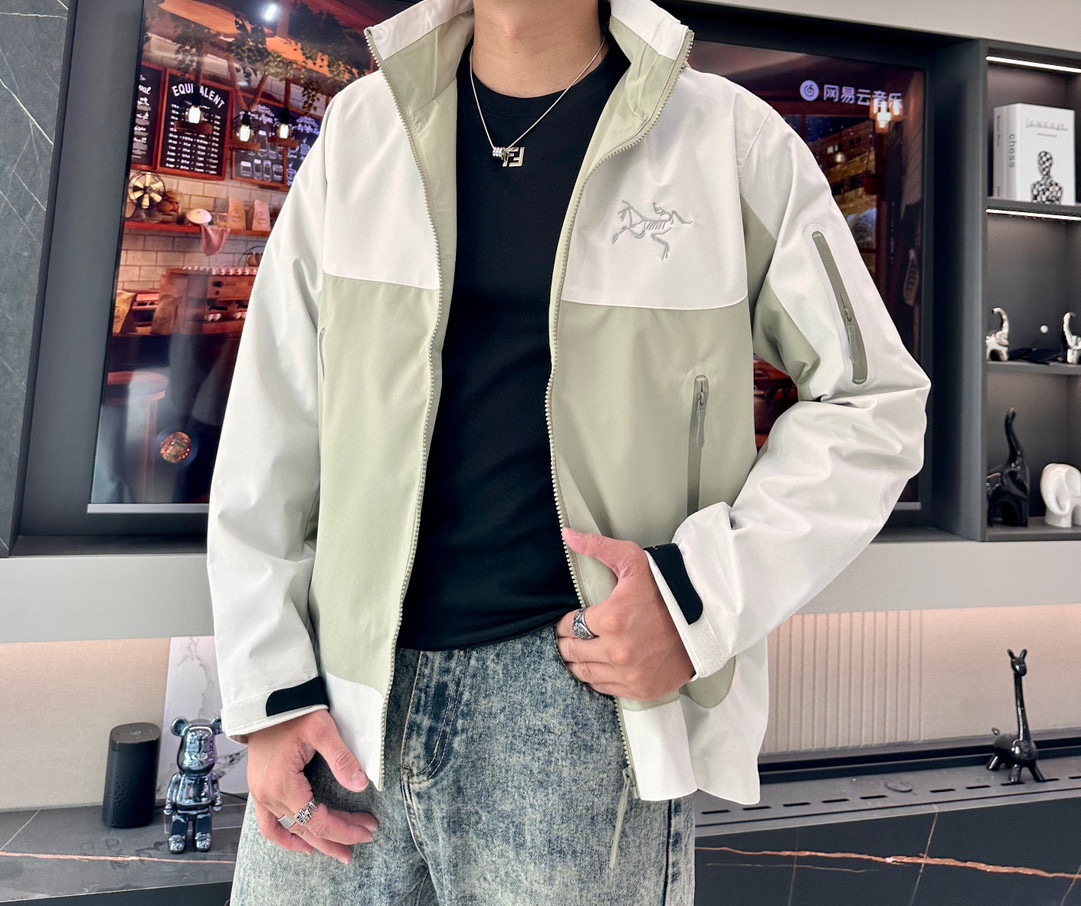 NO:125702,- Top version ARC'TERYX/Archaew beta LT series jacket The same classic hard shell outdoor warmth, windproof and water-splashing. Professional-grade outdoor hooded jacket jacket. Polar waterproof jacket!  Suitable for all kinds of environments, cities, outdoors, camping, mountain sports, and technology fabrics, taking into account outdoor activities and urban commuting, this year's super hot product, the three-dimensional cut style is also particularly good!  GORE-TEX three-layered adhesive fabric has long-lasting waterproof and windproof function. It can prevent penetration even when it rains heavily. The waterproof effect is excellent~WaterTight adhesive waterproof zipper This zipper can block the wind and rain and effectively prevent wind and rain from invading. The inner joints are pressed and glued. The compressed adhesive is flat and reinforced to prevent glue opening. Small waterproof and windproof zipper, WaterTight adhesive waterproof zipper, the adhesion of the zipper is effective in waterproof and windproof, the collar is thoughtful and soft, and the body is more comfortable. The inner lining of the two-way zipper is reinforced, effectively preventing tear. Strong durability, heavy items, top version SizeM-XXL, arc'teryx, jackets & coats, jackets & coats, hats, alexander wang19860909-顶级版 ARC‘TERYX/始祖鸟 beta LT系列冲锋衣 官网同款经典硬壳户外保暖防风防泼水 .专业级户外连帽冲锋衣夹克外套.极地防水冲锋衣！ 适用于各种环境,城市,户外,露营 山地 运动都OK,科技面料 兼顾户外活动和城市通勤,今年的超级爆款,立体的裁剪版型也特别的好！GORE-TEX 三层压胶面料,具有持久防水 防风的功能性 即使大雨也能防止渗透 防水效果极佳~WaterTight压胶防水拉链 这款拉链可遮挡风雨有效的防止风雨侵入,内里接缝处全部进行压胶处理,压胶平整传教出进行加固处理,防止开胶,哟小的防水防风,WaterTight压胶防水拉链,拉链的密合性有效的防水防风,领口贴心的绒布内衬 亲肤柔软 贴身更舒适,双向拉链内里进行加固处理,有效防撕裂 耐用性强,重磅单品,顶级版本 SizeM-XXL,arc'teryx,jackets & coats,jackets & coats,hats,alexander wang,Men's clothing