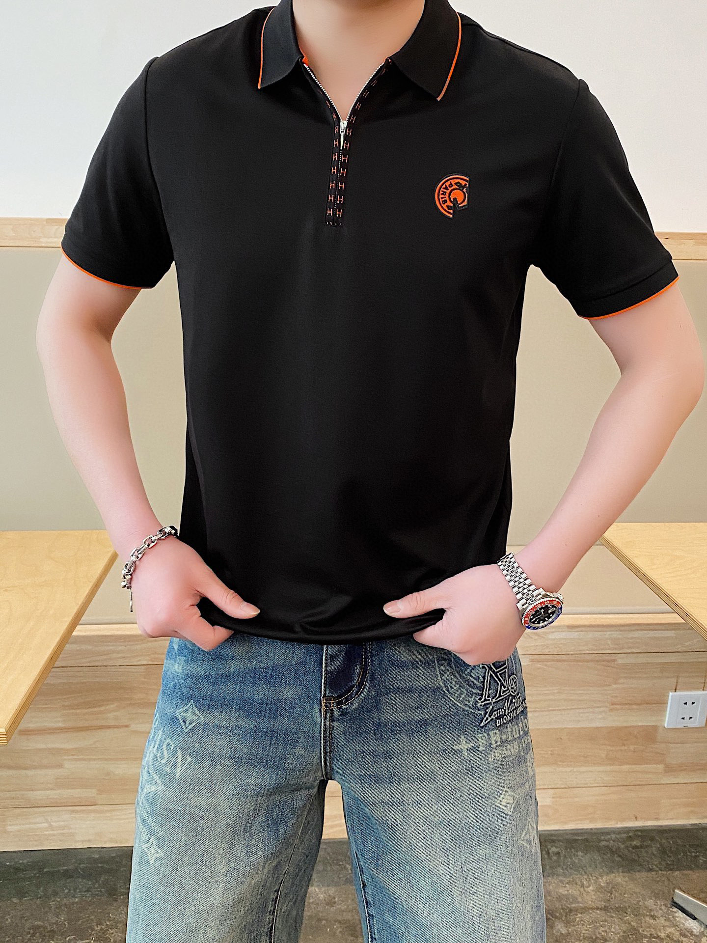 NO:125706,.【Hermes】 Fashionable and simple short-sleeved T-shirt is famous for its simple and delicate design and high-quality details, perfectly tailored, and the latest British hanging dot and thread technology after the label is more perfect, the materials are meticulous, suitable for any occasion, excellent feel, comfortable and breathable! It is the choice of men who focus on practicality and quality. The original quality is synchronized by the official website [strong]. The new model is available for sale immediately, and there are large products [handshake] 174 140 catties wearing L size, and you can wear up to 190 catties! M-3XL., hermes, T-shirt,tees, t-shirt,alexander wang19860909.【 爱马仕】 时尚简约 短袖T恤 简洁细腻的设计和高质细节而闻名,裁剪完美,后标最新英国吊点线技术,更加完美,用料一丝不苟,适合任何场合, 手感极佳 舒服又透气! 是注重实用和品质的男士的选择.原單品質 官網同步[强].新款上市 即转即卖 有大货[握手] 174 140斤穿L码 最大可以穿190斤！M-3XL.,,hermes,T-shirt,tees，t-shirt,alexander wang,Men's clothing