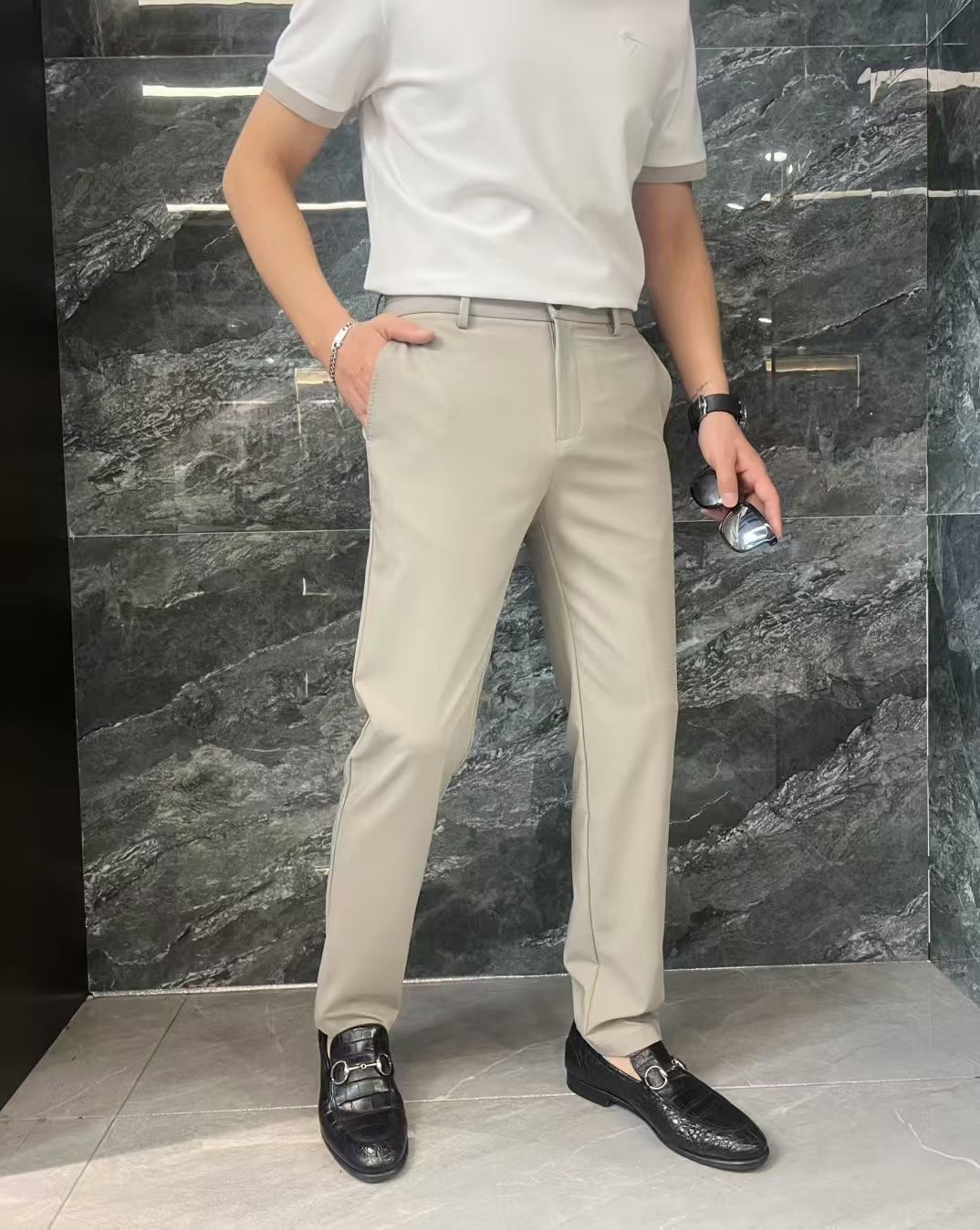 NO:125714,【Fendi】Simple and fashionable. The spring and summer casual pants are very comfortable to wear, low-key and luxurious. They are very classy when worn. There is no need to say much about the style and cutting of the pants. The upper body is exquisite and vivid. The truly first-class quality is the true palace-level casual pants, which are made of Turkish cotton, produce the most famous tannin cloth. The quality is excellent, and the pants are soft after heavy washing!  Straight-footed style, not picky, the upper body is absolutely stylish, the waist is inlaid with silver jewelry, extremely luxurious. 30-38.,,fendi,alexander wang19860909【 芬迪】简约时尚 春夏休闲裤身穿着非常舒适 低调不失奢华 穿出去非常有档次,裤型款式和裁剪亦无需多言 上身精致跃然.真正一等一顶级质料 真正殿堂级的休闲裤,选用土耳其的棉花 生产出最有名的单宁布 品质卓然,经过重水洗使得裤子很柔软！直脚的版型 不挑人 上身绝对的有型 裤腰镶嵌银饰达人设计 极度奢华.30-38.,,fendi,alexander wang,Men's clothing