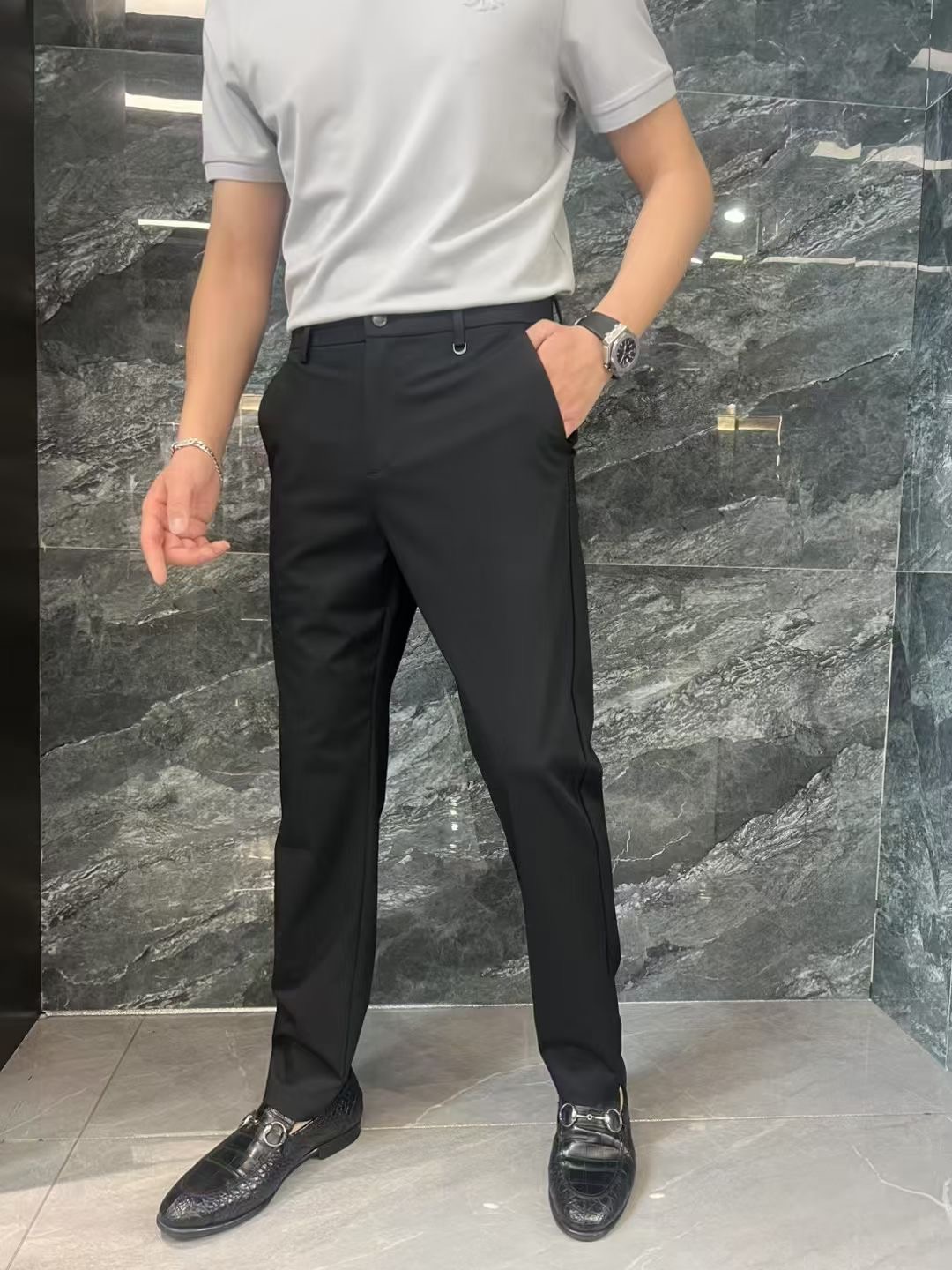 NO:125727,[Luo Yiwei] Simple and fashionable. The spring and summer casual pants are very comfortable to wear, low-key and luxurious. They are very classy when worn. There is no need to say much about the style and cutting of the pants. The upper body is exquisite and vivid. The truly first-class quality is the true palace-level casual pants, which are made of Turkish cotton, produce the most famous tannin cloth. The quality is excellent, and the pants are soft after heavy washing!  Straight-footed style, not picky, the upper body is absolutely stylish, the waist is inlaid with silver jewelry, extremely luxurious. 30-38.,,loewe,alexander wang19860909【 罗意威】简约时尚 春夏休闲裤身穿着非常舒适 低调不失奢华 穿出去非常有档次,裤型款式和裁剪亦无需多言 上身精致跃然.真正一等一顶级质料 真正殿堂级的休闲裤,选用土耳其的棉花 生产出最有名的单宁布 品质卓然,经过重水洗使得裤子很柔软！直脚的版型 不挑人 上身绝对的有型 裤腰镶嵌银饰达人设计 极度奢华.30-38.,,loewe,alexander wang,Men's clothing