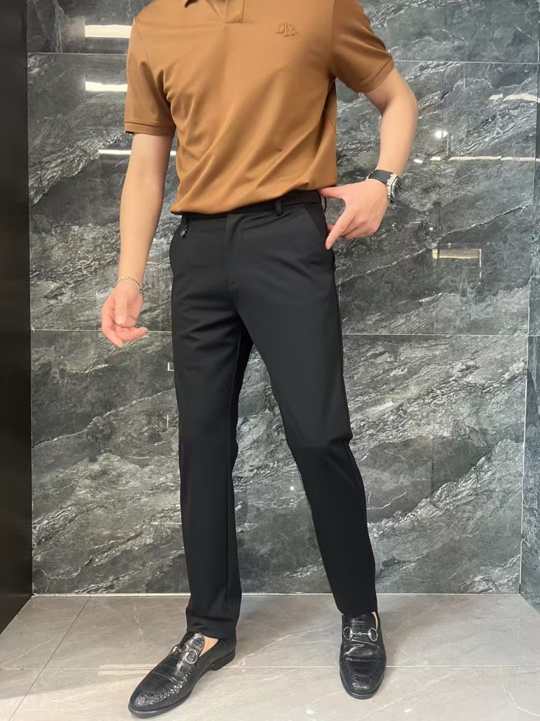 NO:125733,[Jenia] Simple and fashionable. The spring and summer casual pants are very comfortable to wear, low-key and luxurious. They are very classy when worn. There is no need to say much about the style and cutting of the pants. The upper body is exquisite and vivid. The truly first-class quality is the true palace-level casual pants, which are made of Turkish cotton, produce the most famous tannin cloth. The quality is excellent, and the pants are soft after heavy washing!  Straight-footed style, not picky, the upper body is absolutely stylish, the waist is inlaid with silver jewelry, extremely luxurious. 30-38.,,zegna,alexander wang19860909【 杰尼亚】简约时尚 春夏休闲裤身穿着非常舒适 低调不失奢华 穿出去非常有档次,裤型款式和裁剪亦无需多言 上身精致跃然.真正一等一顶级质料 真正殿堂级的休闲裤,选用土耳其的棉花 生产出最有名的单宁布 品质卓然,经过重水洗使得裤子很柔软！直脚的版型 不挑人 上身绝对的有型 裤腰镶嵌银饰达人设计 极度奢华.30-38.,,zegna,alexander wang,Men's clothing