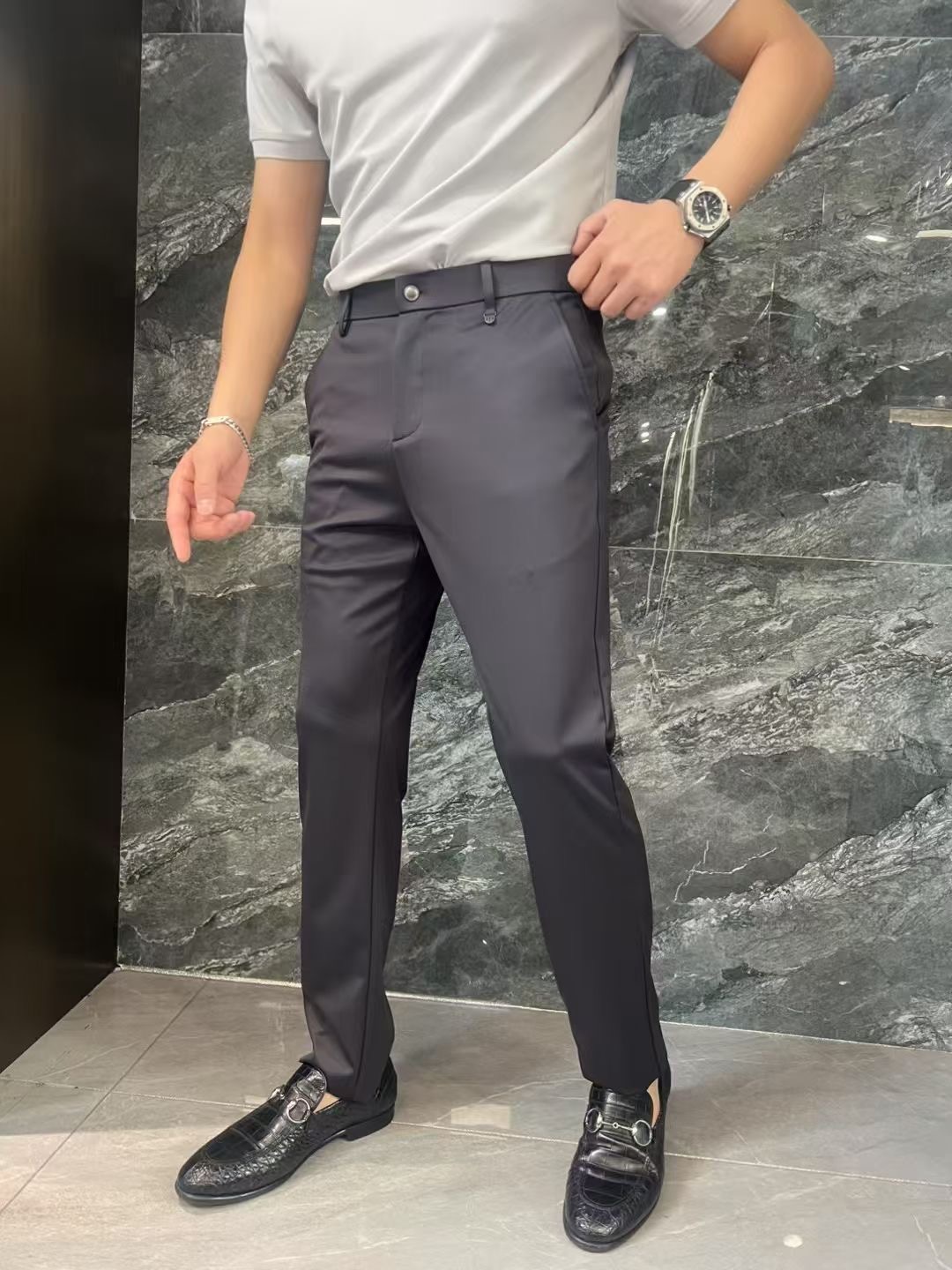 NO:125708,【Ferragamo】Simple and fashionable. The spring and summer casual pants are very comfortable to wear, low-key and luxurious. They are very classy when worn. There is no need to say much about the style and cutting of the pants. The upper body is exquisite and vivid. The truly first-class quality is the true palace-level casual pants, which are made of Turkey's cotton, produce the most famous tannin cloth. The quality is excellent, and the pants are soft after heavy washing!  Straight-footed style, not picky, the upper body is absolutely stylish, the waist is inlaid with silver jewelry, extremely luxurious. 30-38., ferragamo, alexander wang19860909【 菲拉格慕】简约时尚 春夏休闲裤身穿着非常舒适 低调不失奢华 穿出去非常有档次,裤型款式和裁剪亦无需多言 上身精致跃然.真正一等一顶级质料 真正殿堂级的休闲裤,选用土耳其的棉花 生产出最有名的单宁布 品质卓然,经过重水洗使得裤子很柔软！直脚的版型 不挑人 上身绝对的有型 裤腰镶嵌银饰达人设计 极度奢华.30-38.,,ferragamo,alexander wang,Men's clothing