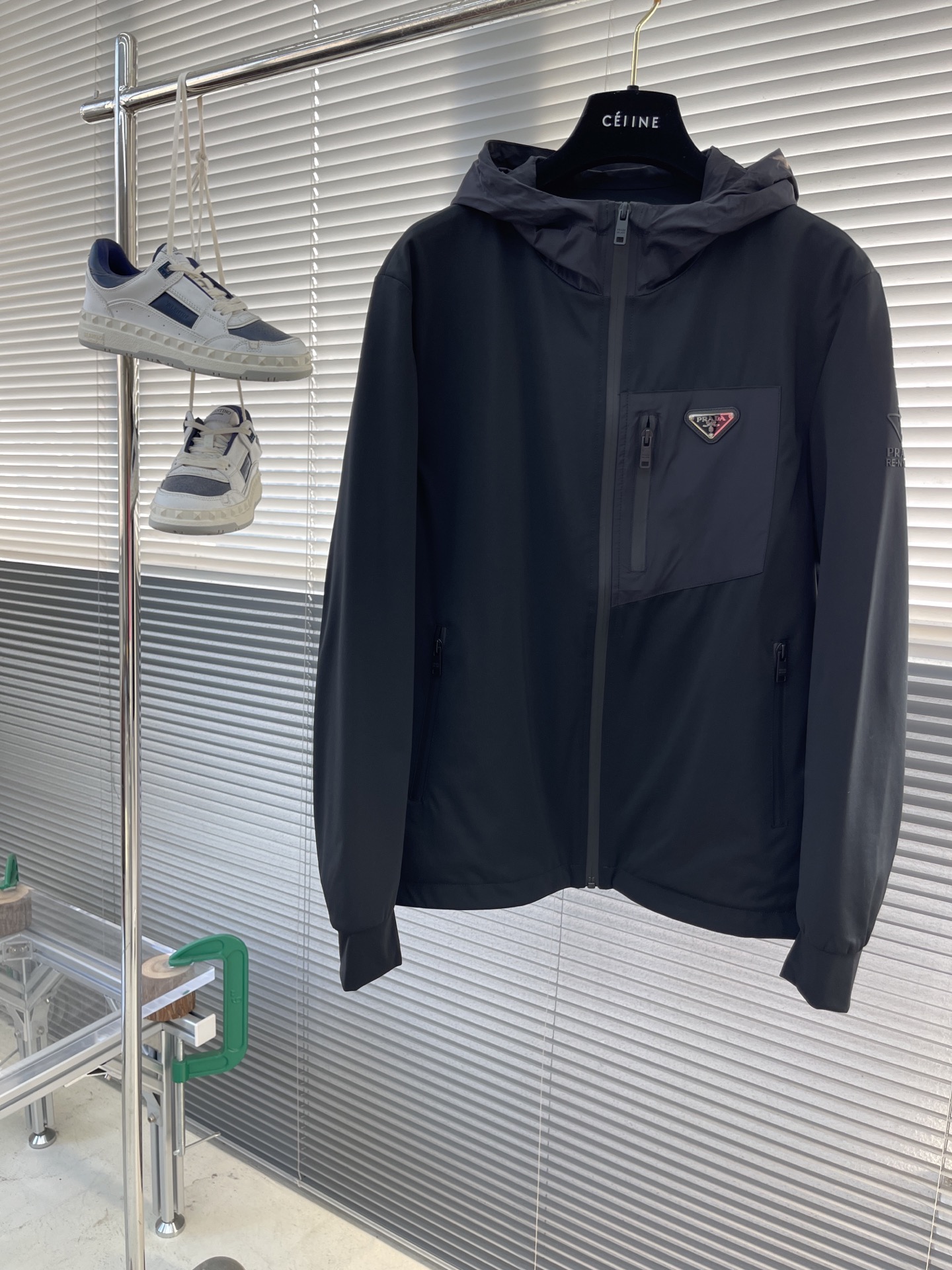 NO:125734,【Prada】Simple spring jacket jacket windbreaker noble high-level order High-standard customization High-standard upper body is very stylish Classic and versatile Customer-supplied hardware Each has a unique logo. Any QQ fashion can be matched in winter. Real top order. The style is also very good. Slim fit style. Highly recommended. 175 140 catties wear L. Maximum wear about 200 catties. It is recommended to report height and weight code. M-3XL.,,prada, jackets & coats, jackets & coats,alexander wang19860909【 普拉达】春季简约 外套 夹克 风衣 贵族高级别要求订单 高标准定制　上身非常有型 经典百搭 客供五金 每颗都有独特logo 冬季任qq何时装都可以搭配　真正的顶级订单 版型上也是非常的好 修身版型 强烈推荐.175 140斤穿L 最大穿200斤左右 .建 议报身高体重配码 .M-3XL.,,prada,jackets & coats,jackets & coats,alexander wang,Men's clothing