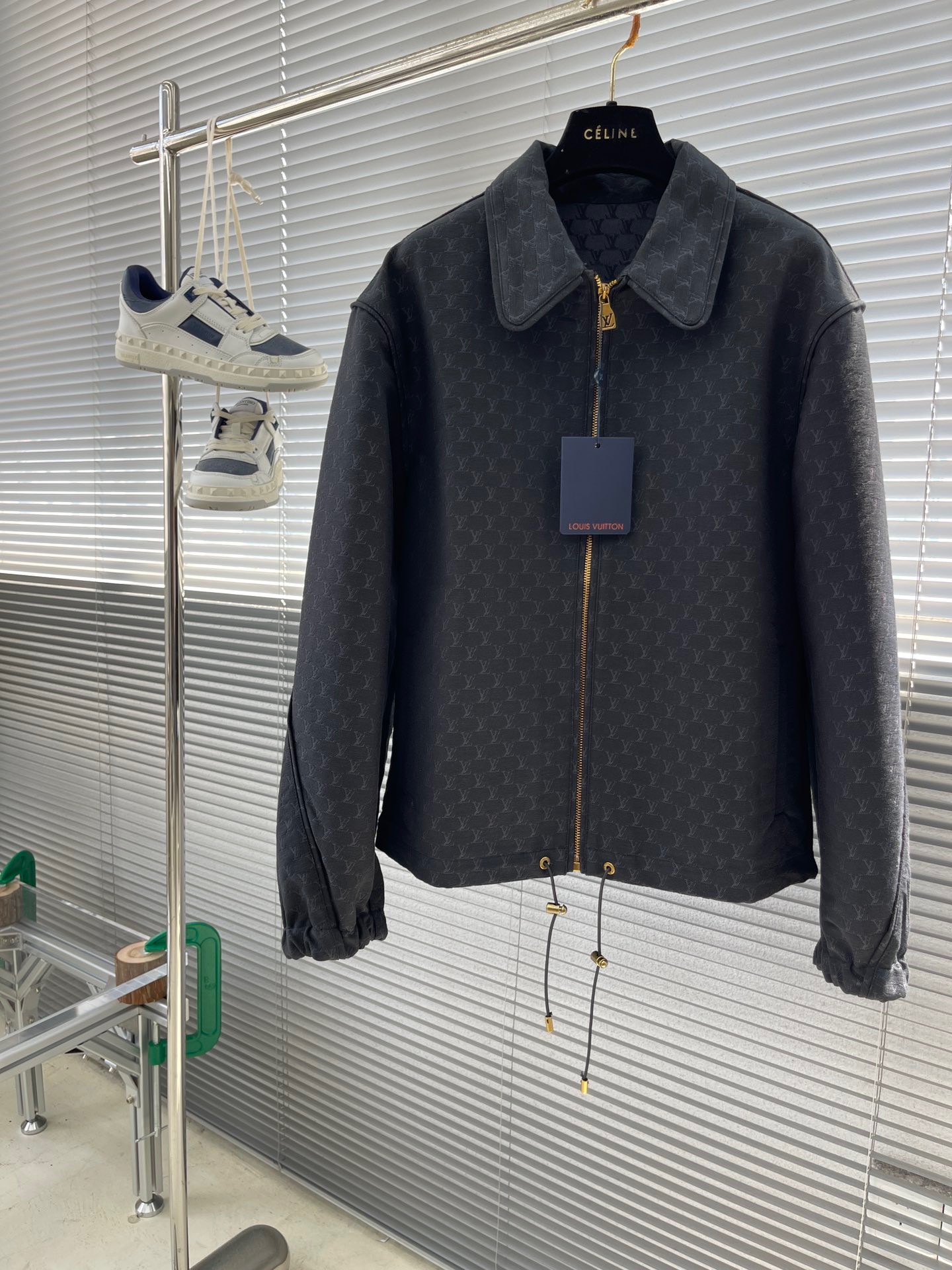 NO:125739,【LV】Simple in early autumn. Denim jackets, jackets, windbreakers, high-level orders, high-standard customization, very stylish, classic and versatile, customer-supplied hardware, each with a unique logo, can be matched in any fashion in winter, a true top order, the style is also very good, slim fit, highly recommended. 175 140 catties wear M, maximum wear about 190 catties. It is recommended to report height and weight code. S-XL.,,louis vuitton, jackets & coats, jackets & coats, alexander wang19860909【 LV】早秋简约.牛仔外套 夹克 风衣贵族高级别要求订单 高标准定制　上身非常有型 经典百搭 客供五金 每颗都有独特logo 冬季任何时装都可以搭配　真正的顶级订单 版型上也是非常的好 修身版型 强烈推荐.175 140斤穿M 最大穿190斤左右 .建 议报身高体重配码 .S-XL.,,louis vuitton,jackets & coats,jackets & coats,alexander wang,Men's clothing