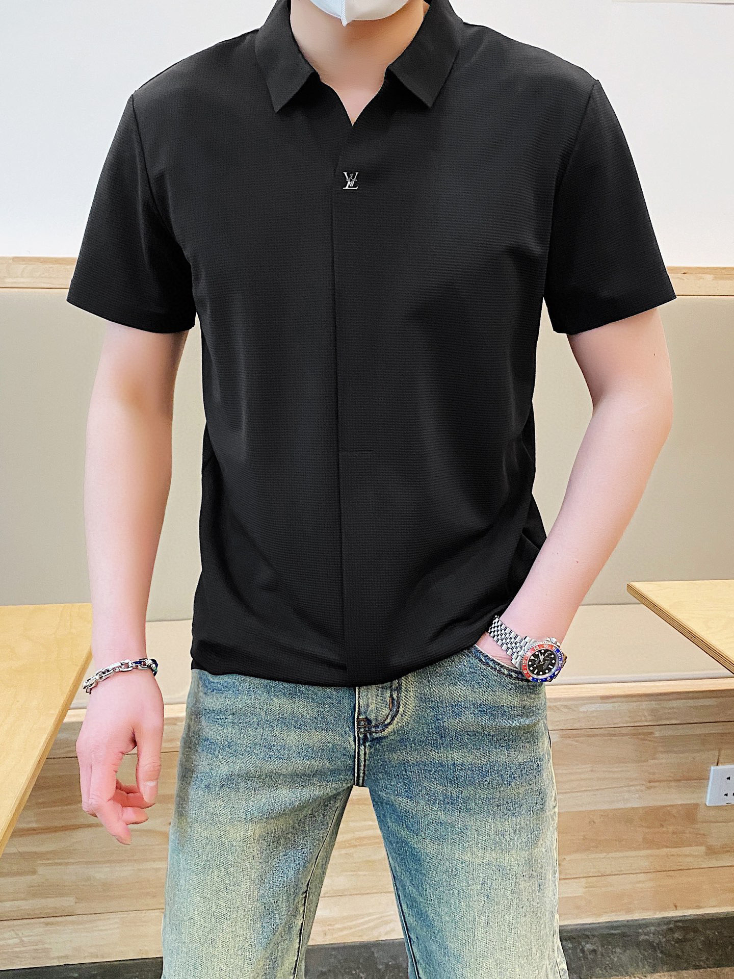 NO:472526,.【LV】 Fashionable and simple short-sleeved T-shirt is famous for its simple and delicate design and high-quality details, perfectly tailored, and the latest British hanging dot and thread technology after the label is more perfect, the materials are meticulous, suitable for any occasion, excellent feel, comfortable and breathable! It is the choice of men who focus on practicality and quality. The original quality is synchronized by the official website [strong]. The new model is available for sale immediately, and there are large products [handshake] 174 catties wearing L size, and you can wear up to 190 catties! M-3XL., louis vuitton, T-shirt,tees, t-shirt,alexander wang19860909.【 LV】 时尚简约 短袖T恤 简洁细腻的设计和高质细节而闻名,裁剪完美,后标最新英国吊点线技术,更加完美,用料一丝不苟,适合任何场合, 手感极佳 舒服又透气! 是注重实用和品质的男士的选择.原單品質 官網同步[强].新款上市 即转即卖 有大货[握手] 174 斤穿L码 最大可以穿190斤！M-3XL.,,louis vuitton,T-shirt,tees，t-shirt,alexander wang,Men's clothing