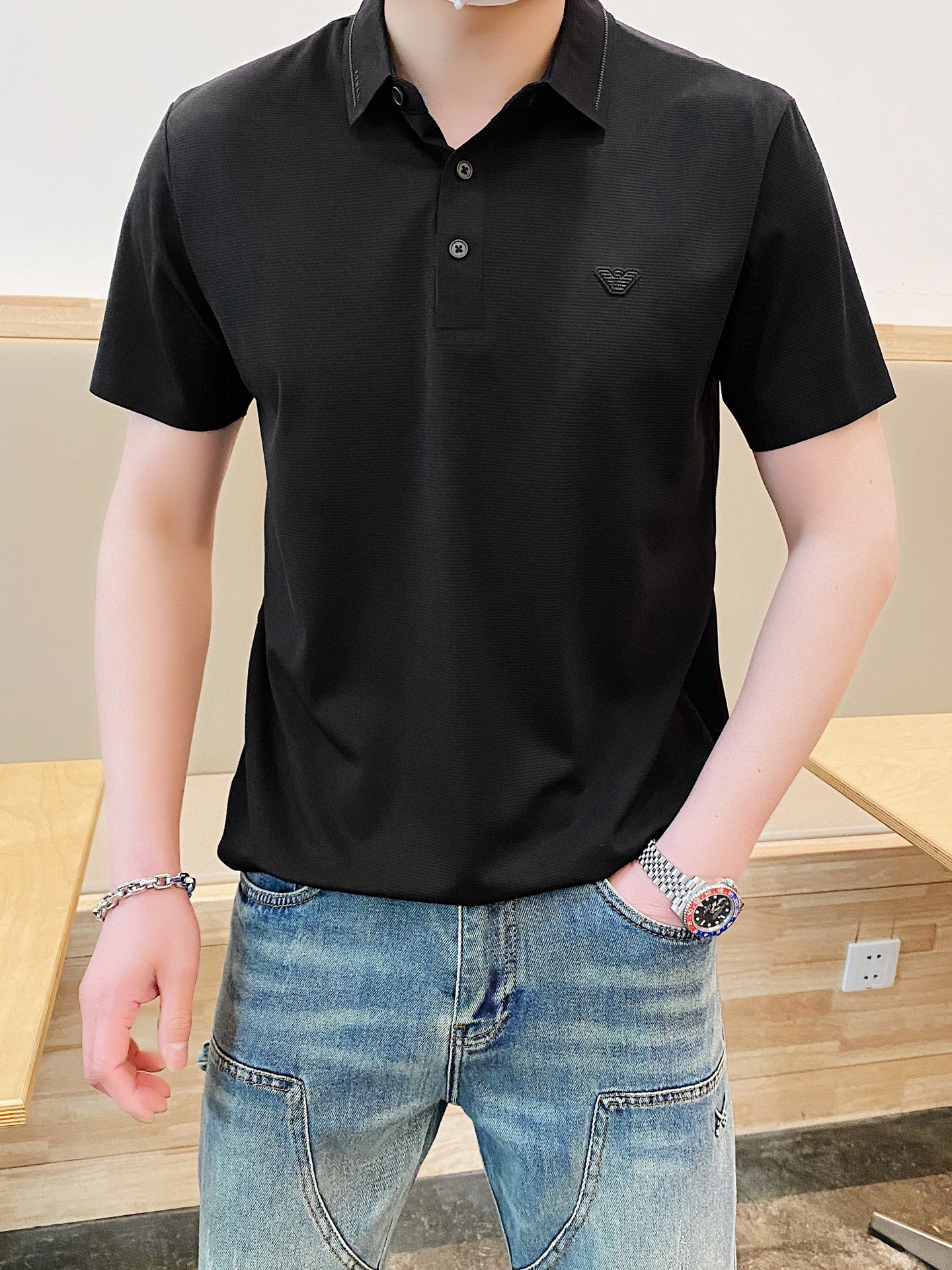 NO:472536,.【Armani】Stylish and simple short-sleeved T-shirt is famous for its simple and delicate design and high-quality details, perfectly tailored, and the latest British hanging dot and thread technology after the label is more perfect, the materials are meticulous, suitable for any occasion, excellent feel, comfortable and breathable! It is the choice of men who focus on practicality and quality. The original quality is synchronized by the official website [strong]. The new model is available for sale immediately, and there are large products [handshake] 174 catties wear L size, and the maximum can be worn by 190 catties! M-3XL., Armani, T-shirt,tees, t-shirt,alexander wang19860909.【 阿玛尼】 时尚简约 短袖T恤 简洁细腻的设计和高质细节而闻名,裁剪完美,后标最新英国吊点线技术,更加完美,用料一丝不苟,适合任何场合, 手感极佳 舒服又透气! 是注重实用和品质的男士的选择.原單品質 官網同步[强].新款上市 即转即卖 有大货[握手] 174 斤穿L码 最大可以穿190斤！M-3XL.,,armani,T-shirt,tees，t-shirt,alexander wang,Men's clothing