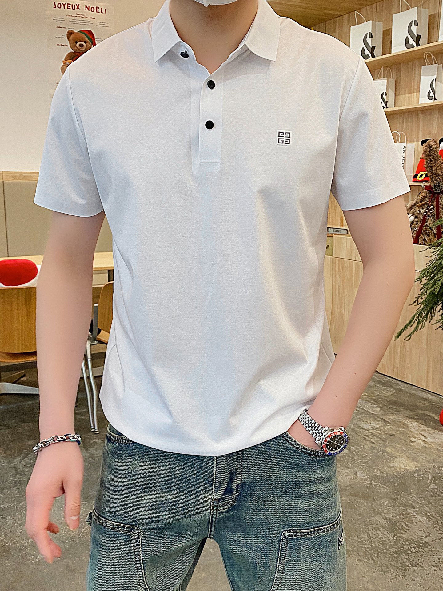 NO:472519,.【Givenchy】 Fashionable and simple short-sleeved T-shirt is famous for its simple and delicate design and high-quality details, perfectly tailored, and the latest British hanging dot and thread technology after the label is more perfect, the materials are meticulous, suitable for any occasion, excellent feel, comfortable and breathable! It is the choice of men who focus on practicality and quality. The original quality is synchronized by the official website [strong]. The new model is available for sale immediately, and there are large products [handshake] 174 catties wear L size, and the maximum can be worn 190 catties! M-3XL., givennchy,T-shirt,tees,t-shirt,alexander wang19860909.【 纪梵希】 时尚简约 短袖T恤 简洁细腻的设计和高质细节而闻名,裁剪完美,后标最新英国吊点线技术,更加完美,用料一丝不苟,适合任何场合, 手感极佳 舒服又透气! 是注重实用和品质的男士的选择.原單品質 官網同步[强].新款上市 即转即卖 有大货[握手] 174 斤穿L码 最大可以穿190斤！M-3XL.,,givenchy,T-shirt,tees，t-shirt,alexander wang,Men's clothing