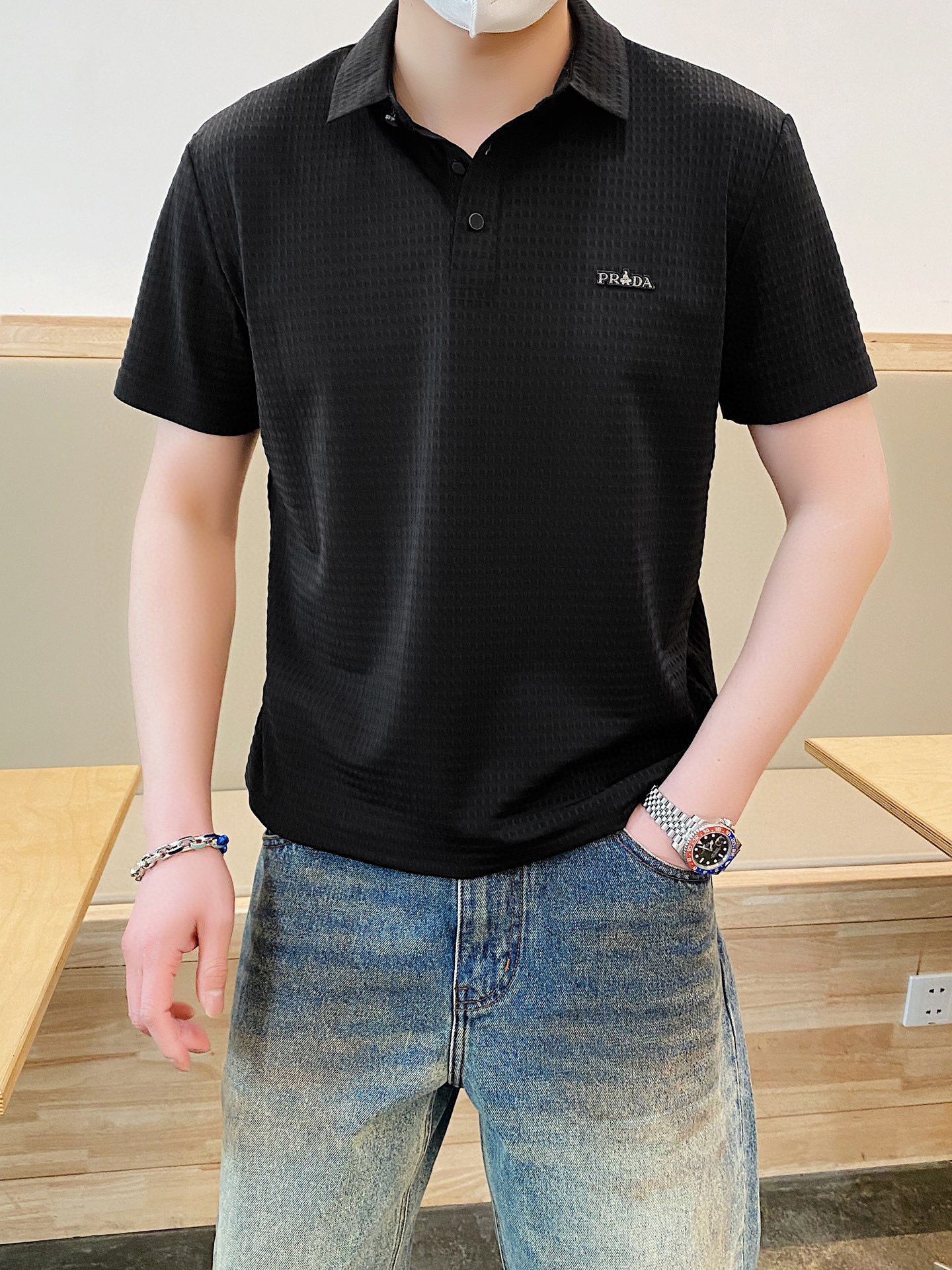 NO:472522,.【Prada】Stylish and simple short-sleeved T-shirt is famous for its simple and delicate design and high-quality details, perfectly cut, and the latest British hanging dot and thread technology after the label is more perfect, the materials are meticulous, suitable for any occasion, excellent feel, comfortable and breathable! It is the choice of men who focus on practicality and quality. The original quality is synchronized by the official website [strong]. The new model is available for sale immediately, and there are large products [handshake] 174 catties wear L size, and the maximum can be worn 190 catties! M-3XL., prada, T-shirt,tees, t-shirt,alexander wang19860909.【 普拉达】 时尚简约 短袖T恤 简洁细腻的设计和高质细节而闻名,裁剪完美,后标最新英国吊点线技术,更加完美,用料一丝不苟,适合任何场合, 手感极佳 舒服又透气! 是注重实用和品质的男士的选择.原單品質 官網同步[强].新款上市 即转即卖 有大货[握手] 174 斤穿L码 最大可以穿190斤！M-3XL.,,prada,T-shirt,tees，t-shirt,alexander wang,Men's clothing