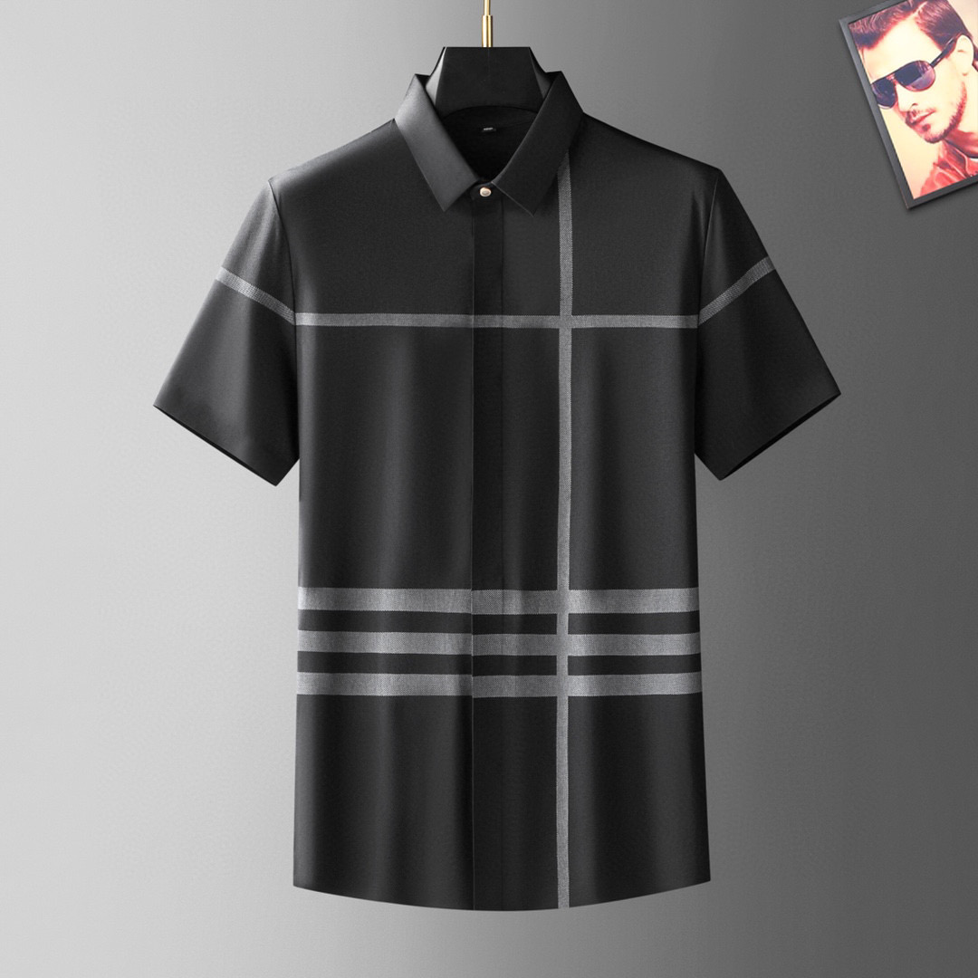 NO:132080,.【Burberry】Stylish and simple short-sleeved shirt is famous for its simple and delicate design and high-quality details, perfect cut, and the latest British hanging dot and line technology after the label is more perfect, the materials are meticulous, suitable for any occasion, excellent feel, comfortable and breathable! It is the choice of men who focus on practicality and quality. The original quality is synchronized by the official website [strong]. The new model is available for sale immediately, and there are large products [handshake] 174 140 catties wearing L size, and you can wear up to 200 catties! M-4XL., burberry,shirts,T-shirt,alexander wang19860909.【 巴宝莉】 时尚简约 短袖衬衫 简洁细腻的设计和高质细节而闻名,裁剪完美,后标最新英国吊点线技术,更加完美,用料一丝不苟,适合任何场合, 手感极佳 舒服又透气! 是注重实用和品质的男士的选择.原單品質 官網同步[强].新款上市 即转即卖 有大货[握手] 174 140斤穿L码 最大可以穿200斤！M-4XL.,,burberry,shirts,T-shirt,alexander wang,Men's clothing