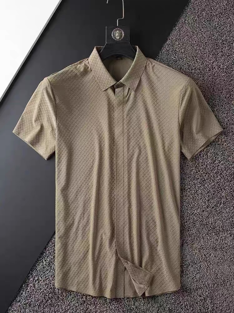 NO:132083,.【LV】 Fashionable and simple short-sleeved shirt is famous for its simple and delicate design and high-quality details, perfect cut, and the latest British hanging dot and line technology after the label is more perfect, the materials are meticulous, suitable for any occasion, excellent feel, comfortable and breathable! It is the choice of men who focus on practicality and quality. The original quality is synchronized by the official website [strong]. The new model is available for sale immediately, and there are large products [handshake] 174 140 catties wearing L size, and you can wear up to 200 catties! M-4XL., louis vuitton,shirts,T-shirt,alexander wang19860909.【 LV】 时尚简约 短袖衬衫 简洁细腻的设计和高质细节而闻名,裁剪完美,后标最新英国吊点线技术,更加完美,用料一丝不苟,适合任何场合, 手感极佳 舒服又透气! 是注重实用和品质的男士的选择.原單品質 官網同步[强].新款上市 即转即卖 有大货[握手] 174 140斤穿L码 最大可以穿200斤！M-4XL.,,louis vuitton,shirts,T-shirt,alexander wang,Men's clothing