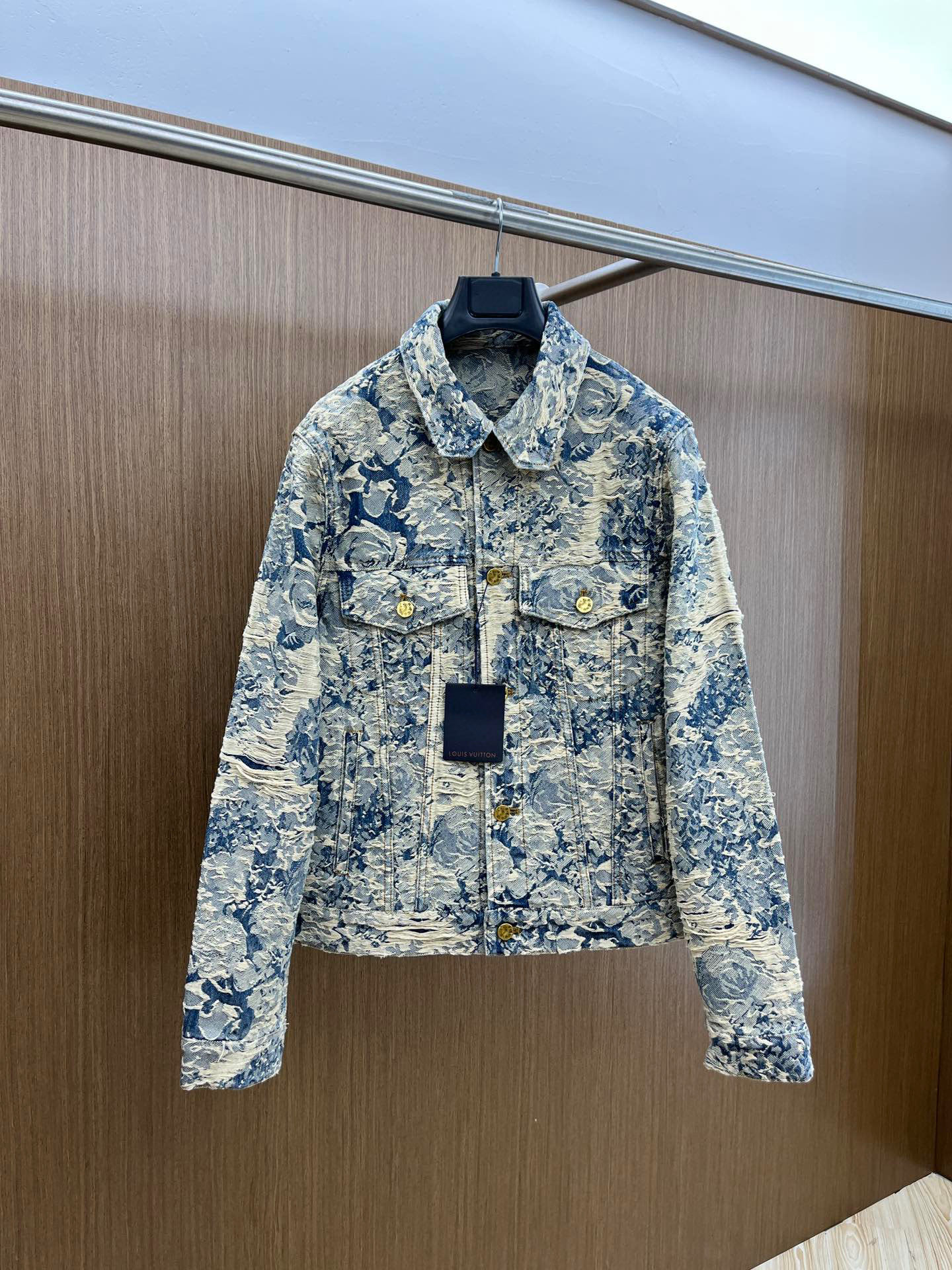 NO:132074,.High-up version is available in stock] Detail light FW show denim, designer virgil masterpiece! At first glance, it is a brilliant flower face. If you look closely, this piece is really full of design and details!  Beautiful like a work of art!  ! Heavy industry embroidery craftsmanship creates the ultimate artistic sense. You can see how complex the craftsmanship is. The thorn embroidery process is used. A little trick is hidden under the white thread. When you cut it, you will see a monogram. The old flower pattern is in a smooth depth, and the places you cannot see are exquisite. Sailo Strong Flower Jacquard Dew Garnish fabric, casual board shape, buy YB mold opening, custom hardware, XD differentiate the market version Size M-2XL, alexander wang19860909.高版本现货上架】尾灯FW秀款牛仔,设计师 virgil大作 !初看是灿烂的花面 细看这件真的设计感满满细节满满！美的像一件艺术品！! 重工刺绣工艺打造极致艺术感 看实物就知道这件的工艺有多复杂,采用刺子绣工艺 白线下面暗藏了一丝小心机,剪开会呈现出 monogram 老花图案深浅有致,看不到的地方都是精致,赛络纺加厚花卉提花露纱面料,休闲板型,购入YB开模,定制五金,XD区别市面版本 尺码M-2XL,,alexander wang,Men's clothing