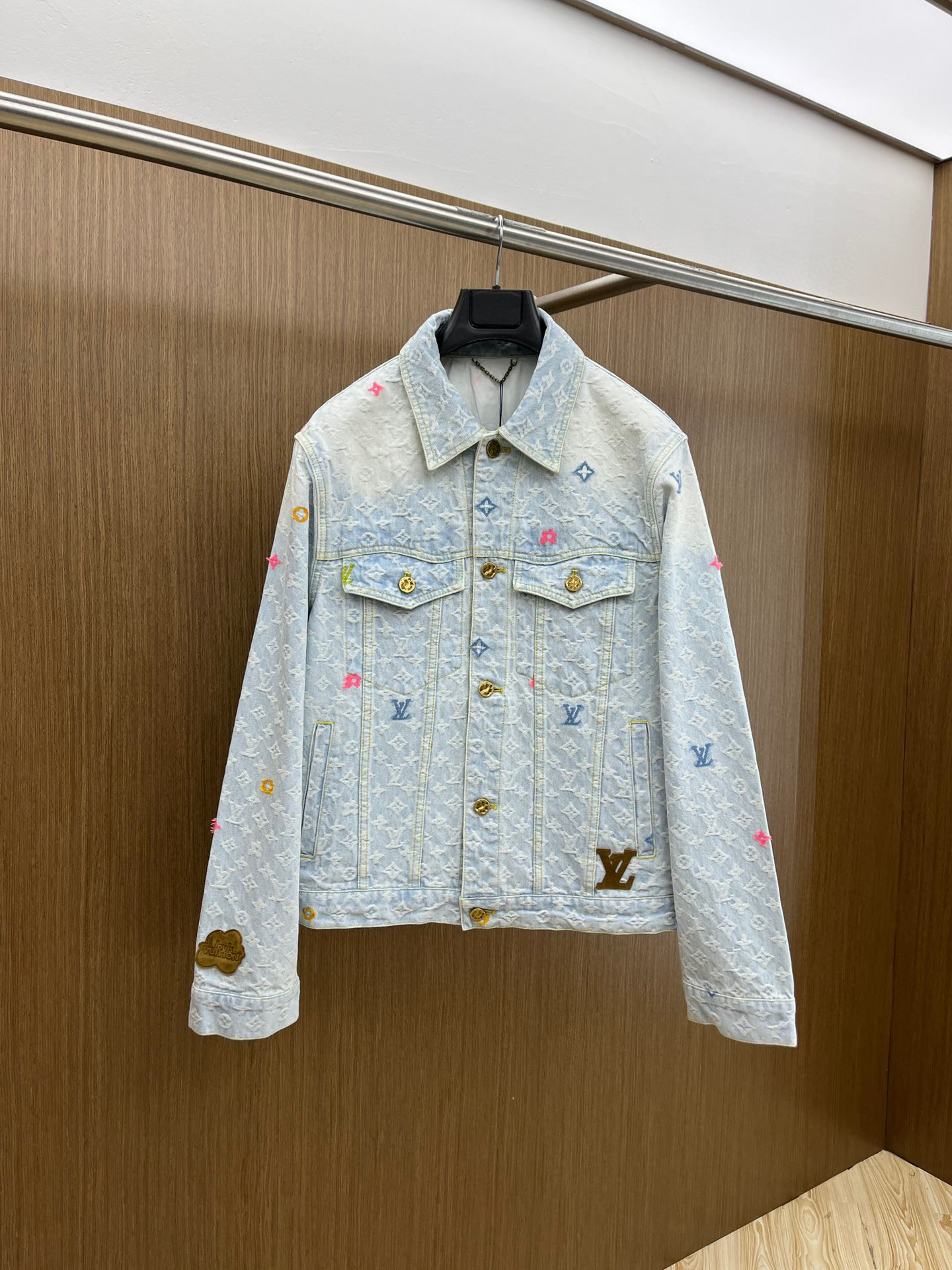 NO:130561,.LV high-version is available in stock. The 24SS denim jacket official website counter is available at the same time. Original orders are ruthless, super stylish jeans, customized original washing denim fabric, unique design, top-level printing craft letter pattern logo, original hardware and auxiliary decoration, extremely superior denim jacket, the materials and craftsmanship are extremely luxurious and exquisite, extremely high-end, handsome and stylish, XD recommendation, code number 46-52,, louis vuitton, jeans, alexander wang19860909.LV 高版本现货上架 24SS牛仔衣官网专柜同步有售,原单狠货,超级有范儿的一款牛仔裤,定制原版水洗牛仔面料,独特设计,顶级印花工艺字母图案logo,原版五金辅料装饰,极为翘楚的一款牛仔衣,用料与工艺都极致奢华精湛,档次极高,上身帅气有型,XD推荐,码数46—52,,louis vuitton,jeans,alexander wang,Men's clothing