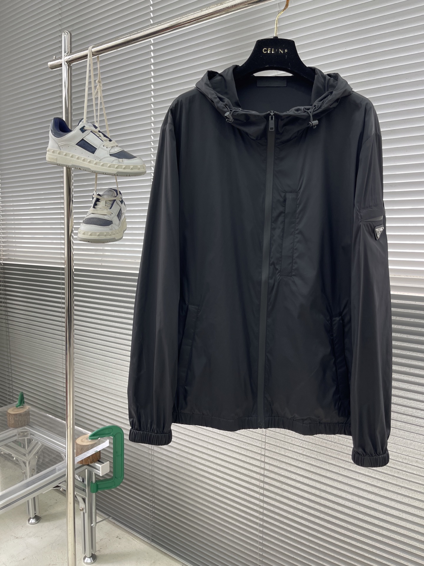 NO:132069,【Prada】Simple spring jacket, windbreaker, jacket noble high-level order, high-standard customization, high-standard customization, very stylish, classic and versatile, customer-supplied hardware, each with a unique logo, any fashion can be matched in winter, a true top order, the style is also very good, slim fit, highly recommended. 175 140 catties wear L, maximum wear about 190 catties. It is recommended to report height and weight code. M-3XL.,,prada, jackets & coats, jackets & coats, alexander wang19860909【 普拉达】春季简约 外套 风衣 夹克贵族高级别要求订单 高标准定制　上身非常有型 经典百搭 客供五金 每颗都有独特logo 冬季任何时装都可以搭配　真正的顶级订单 版型上也是非常的好 修身版型 强烈推荐.175 140斤穿L 最大穿190斤左右 .建 议报身高体重配码 .M-3XL.,,prada,jackets & coats,jackets & coats,alexander wang,Men's clothing