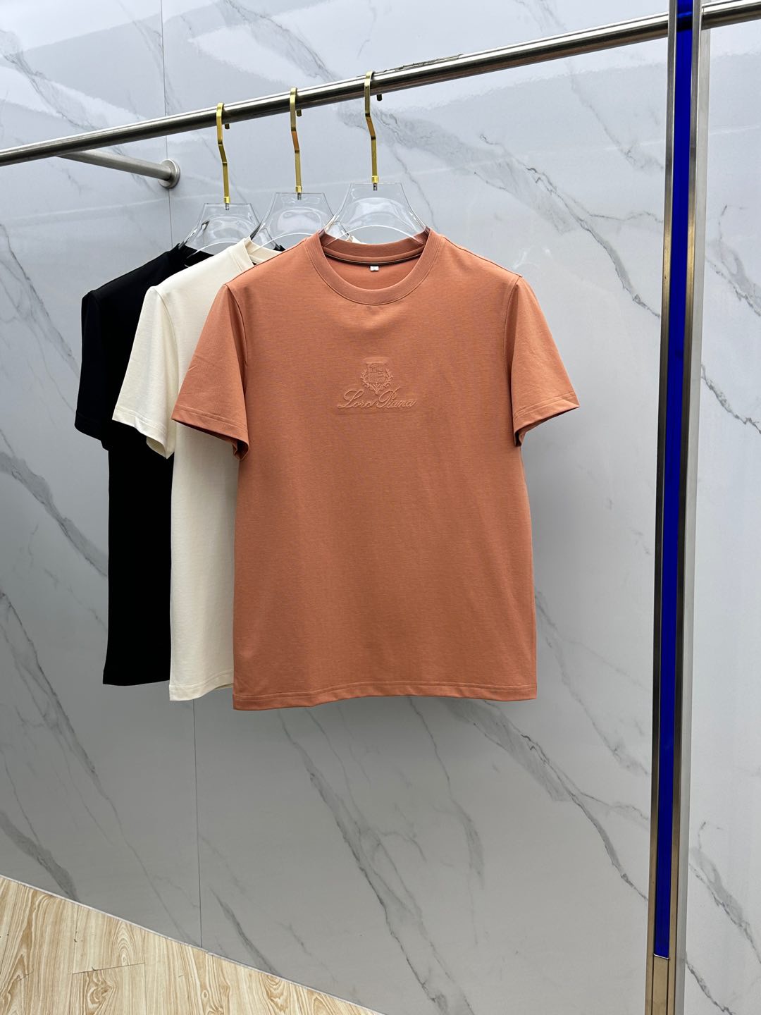 NO:128762,.【LP】 Fashionable and simple short-sleeved T-shirt is famous for its simple and delicate design and high-quality details, perfectly cut, and the latest British hanging dot and thread technology after the label is more perfect, the materials are meticulous, suitable for any occasion, excellent feel, comfortable and breathable! It is the choice of men who focus on practicality and quality. The original quality is synchronized by the official website [strong]. The new model is available for sale immediately, and there are large products [handshake] 174 140 catties wearing L size, and you can wear up to 200 catties! M-4XL., loro piana, T-shirt,tees, t-shirt,alexander wang19860909.【 LP】 时尚简约 短袖T恤 简洁细腻的设计和高质细节而闻名,裁剪完美,后标最新英国吊点线技术,更加完美,用料一丝不苟,适合任何场合, 手感极佳 舒服又透气! 是注重实用和品质的男士的选择.原單品質 官網同步[强].新款上市 即转即卖 有大货[握手] 174 140斤穿L码 最大可以穿200斤！M-4XL.,,loro piana,T-shirt,tees，t-shirt,alexander wang,Men's clothing