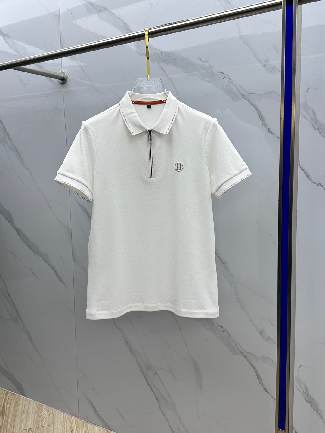 NO:128764,.【Hermes】 Fashionable and simple short-sleeved T-shirt is famous for its simple and delicate design and high-quality details, perfectly tailored, and the latest British hanging dot and thread technology after the label is more perfect, the materials are meticulous, suitable for any occasion, excellent feel, comfortable and breathable! It is the choice of men who focus on practicality and quality. The original quality is synchronized by the official website [strong]. The new model is available for sale immediately, and there are large products [handshake] 174 140 catties wearing L size, and you can wear up to 200 catties! M-4XL., hermes, T-shirt,tees, t-shirt,alexander wang19860909.【 爱马仕】 时尚简约 短袖T恤 简洁细腻的设计和高质细节而闻名,裁剪完美,后标最新英国吊点线技术,更加完美,用料一丝不苟,适合任何场合, 手感极佳 舒服又透气! 是注重实用和品质的男士的选择.原單品質 官網同步[强].新款上市 即转即卖 有大货[握手] 174 140斤穿L码 最大可以穿200斤！M-4XL.,,hermes,T-shirt,tees，t-shirt,alexander wang,Men's clothing