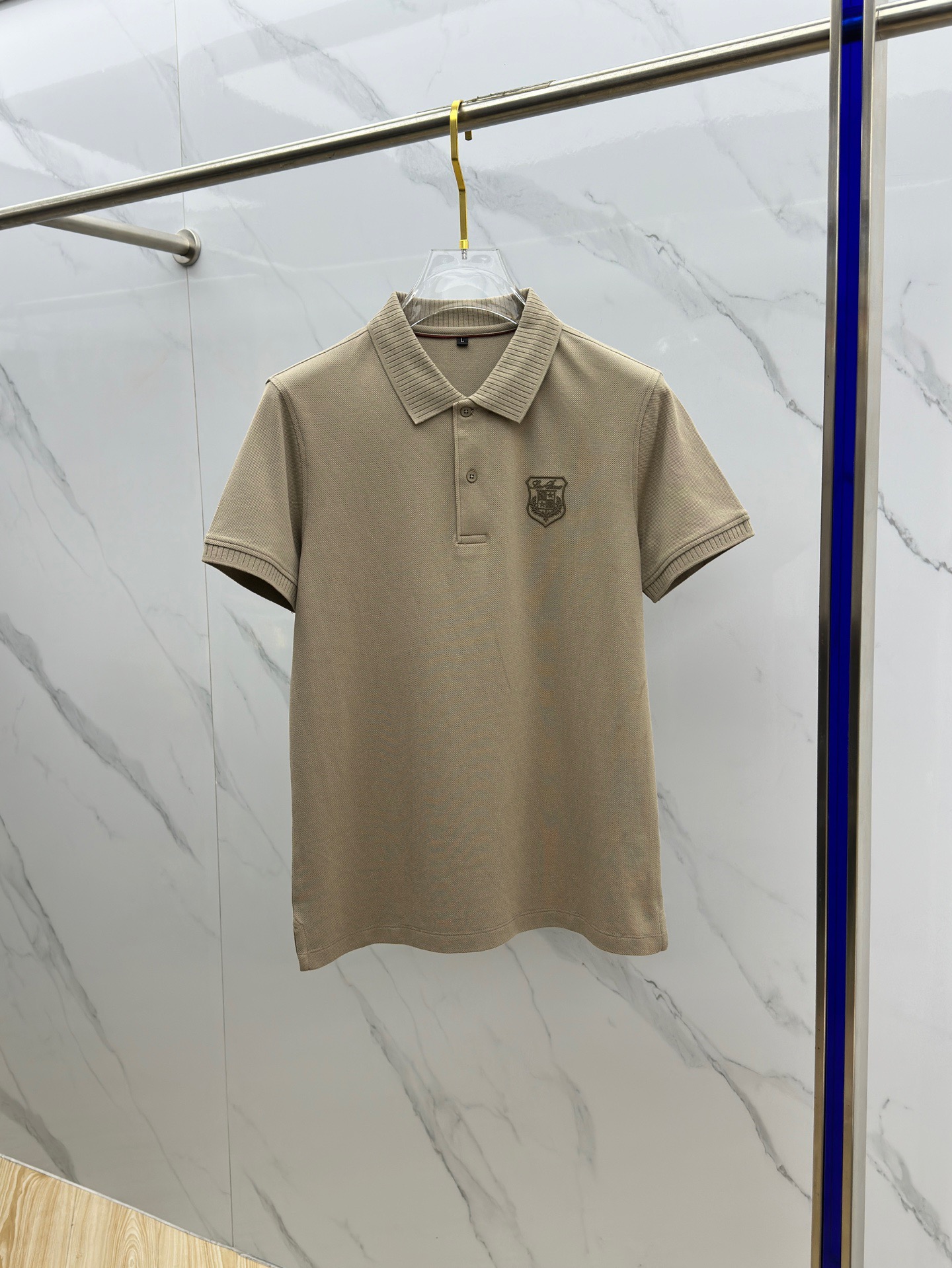 NO:128770,.【LP】 Fashionable and simple short-sleeved T-shirt is famous for its simple and delicate design and high-quality details, perfectly cut, and the latest British hanging dot and thread technology after the label is more perfect, the materials are meticulous, suitable for any occasion, excellent feel, comfortable and breathable! It is the choice of men who focus on practicality and quality. The original quality is synchronized by the official website [strong]. The new model is available for sale immediately, and there are large products [handshake] 174 140 catties wearing L size, and you can wear up to 200 catties! M-4XL., loro piana, T-shirt,tees, t-shirt,alexander wang19860909.【 LP】 时尚简约 短袖T恤 简洁细腻的设计和高质细节而闻名,裁剪完美,后标最新英国吊点线技术,更加完美,用料一丝不苟,适合任何场合, 手感极佳 舒服又透气! 是注重实用和品质的男士的选择.原單品質 官網同步[强].新款上市 即转即卖 有大货[握手] 174 140斤穿L码 最大可以穿200斤！M-4XL.,,loro piana,T-shirt,tees，t-shirt,alexander wang,Men's clothing