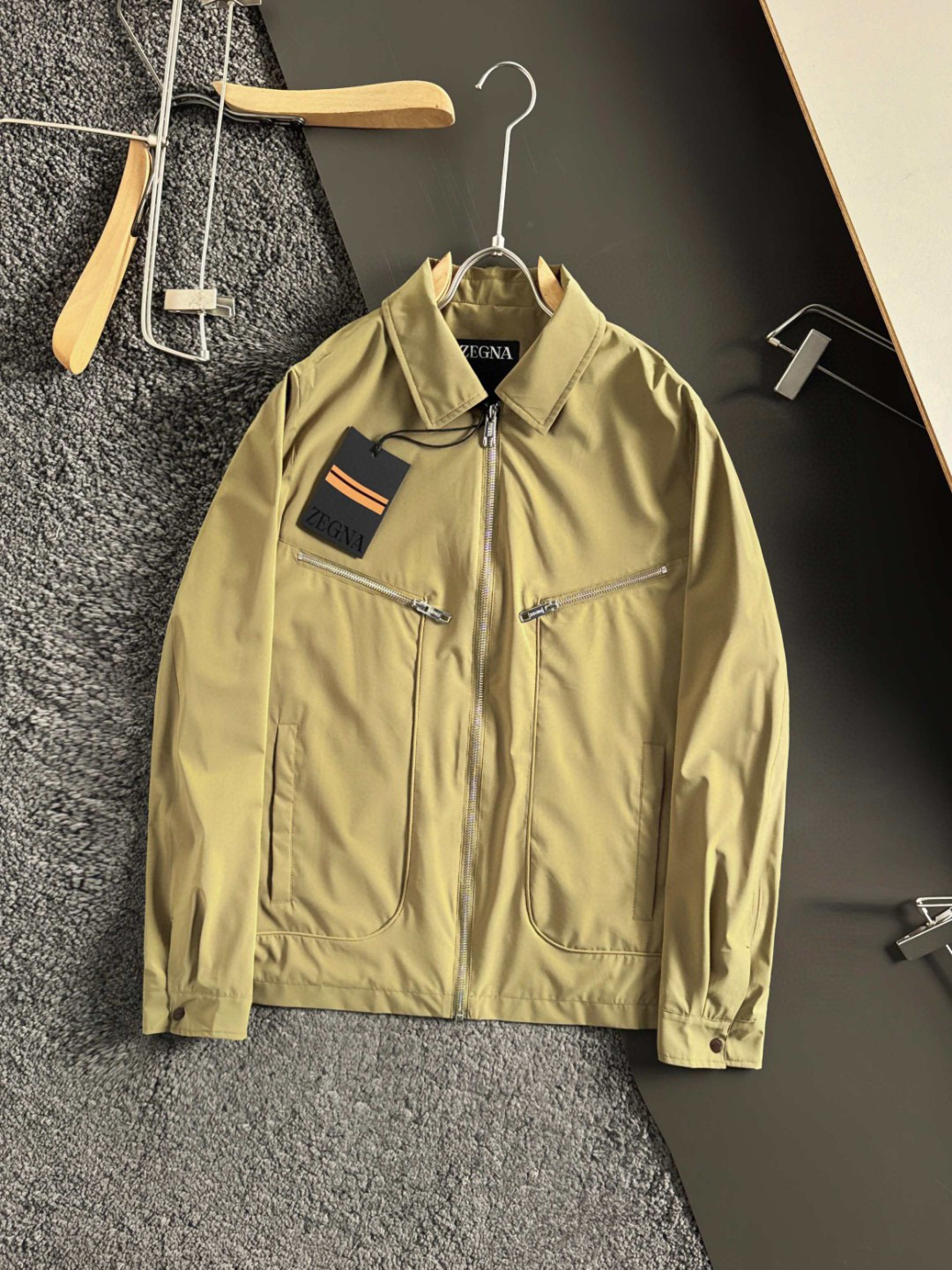 NO:128773,.ZEGNA early spring new jacket, classic look with bright orange details, fashionable and unique. Simple design, highlights quality, and is easy to adapt to various occasions, adding to your handsome charm. Khaki, black Size 48-50-52-54-56 Size chart 48 Shoulder width 47.8-Bust 56-Length 66 50 Shoulder width 49-Bust 58-Length 68 52 Shoulder width 50.2-Bust 60-Length 70 54 Shoulder width 51.4-Bust 62-Length 72 56 Shoulder width 52.6-Breast 64-Length 73,,jackets & coats,alexander wang19860909.ZEGNA早春新款夹克,经典观搭配亮眼橙色细节,时尚又不失个性.简约设计,彰显品质,轻松适配多种场合,为你增添型男魅力. 卡其色,黑色 码数48-50-52-54-56 尺寸表 48肩宽47.8-胸围56-衣长66 50肩宽49-胸围58-衣长68 52肩宽50.2-胸围60-衣长70 54肩宽51.4-胸围62-衣长72 56肩宽52.6-胸围64-衣长73,,jackets & coats,alexander wang,Men's clothing