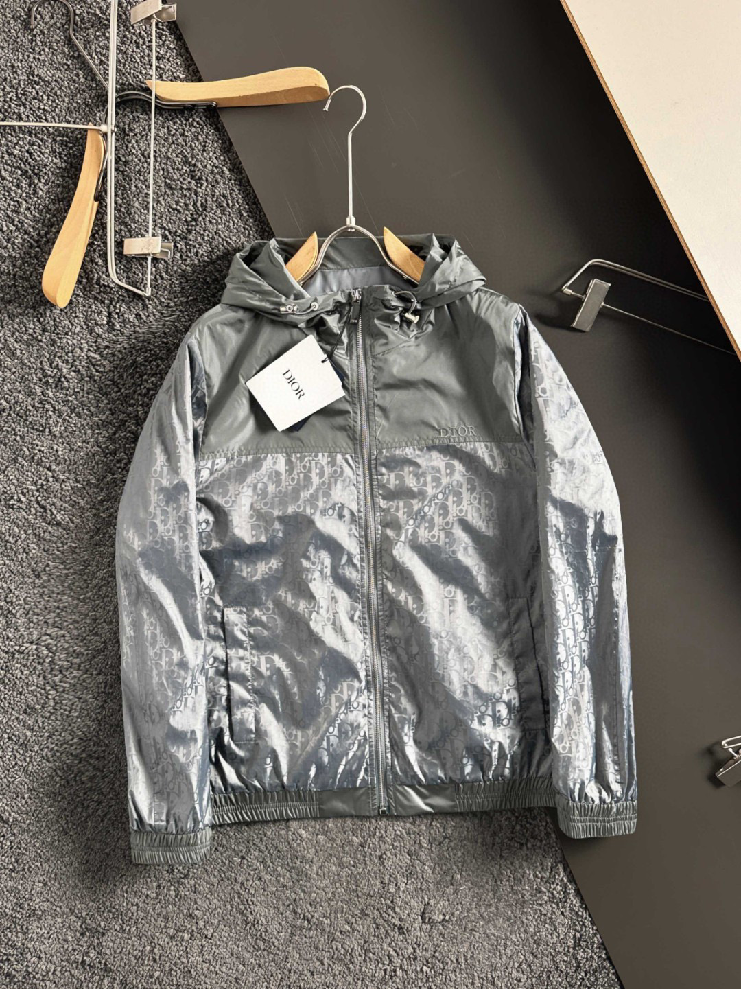 NO:128776,.Dio's hooded jacket, silver-gray tone, reveals high-end quality, and the iconic presbyterian dark patterns add a unique charm. The zipper design is matched with drawstring hood, windproof and fashionable, and easily enhances the texture of the outfit. Black, gray Size 48-50-52-54-56 Size chart 48-shoulder width 47.8-bust 56-cloth length 66 50-shoulder width 49-bust 58-cloth length 68 52-shoulder width 50.2-bust 60-cloth length 70 54-shoulder width 51.4-bust 62-cloth length 72 56-shoulder width 52.6-bust 64-cloth length 73,,dior,jackets & coats,hats,alexander wang19860909.迪奥这款连帽夹克,银灰色调尽显高级,标志性老花暗纹增添独特韵味.拉链设计搭配抽绳连帽,防风又时尚,轻松提升穿搭质感.黑色,灰色 码数48-50-52-54-56 尺寸表 48肩宽47.8-胸围56-衣长66 50肩宽49-胸围58-衣长68 52肩宽50.2-胸围60-衣长70 54肩宽51.4-胸围62-衣长72 56肩宽52.6-胸围64-衣长73,,dior,jackets & coats,hats,alexander wang,Men's clothing