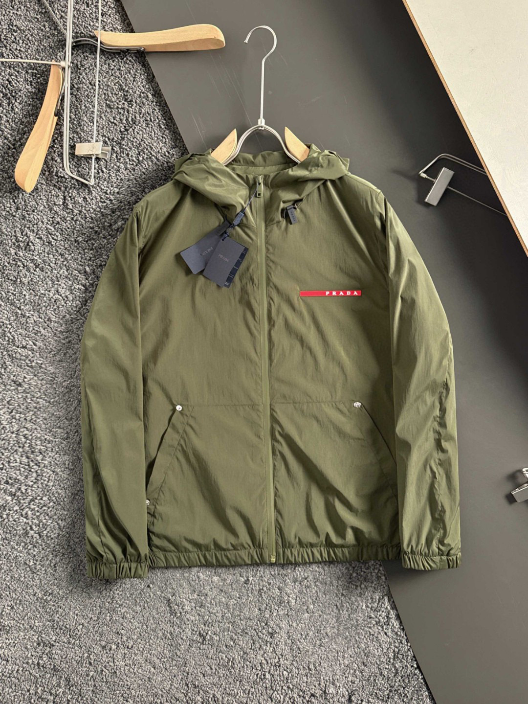 NO:128778,.Pra* Prada new hooded jacket is classic, simple and elegant. The iconic red logo is eye-catching, practical pockets are paired with zipper design, both fashion and functionality, and is easy to adapt to a variety of styles. White, black, military green Size 48-50-52-54-56 Size chart 48 Shoulder width 47.8-Bust 57-Length 66 50 Shoulder width 49-Bust 59-Length 68 52 Shoulder width 50.2-Bust 61-Length 70 54 Shoulder width 51.4-Breast 63-Length 72 56 Shoulder width 52.6-Bust 65-Length 73,,prada,prada,jackets & coats,hats,alexander wang19860909.Pra*普拉达新款连帽夹克经典简约大气.标志性红色标识醒目吸睛,实用口袋搭配拉链设计,兼具时尚与功能性,轻松适配多种风格. 白色,黑色,军绿色 码数48-50-52-54-56 尺寸表 48肩宽47.8-胸围57-衣长66 50肩宽49-胸围59-衣长68 52肩宽50.2-胸围61-衣长70 54肩宽51.4-胸围63-衣长72 56肩宽52.6-胸围65-衣长73,,prada,prada,jackets & coats,hats,alexander wang,Men's clothing