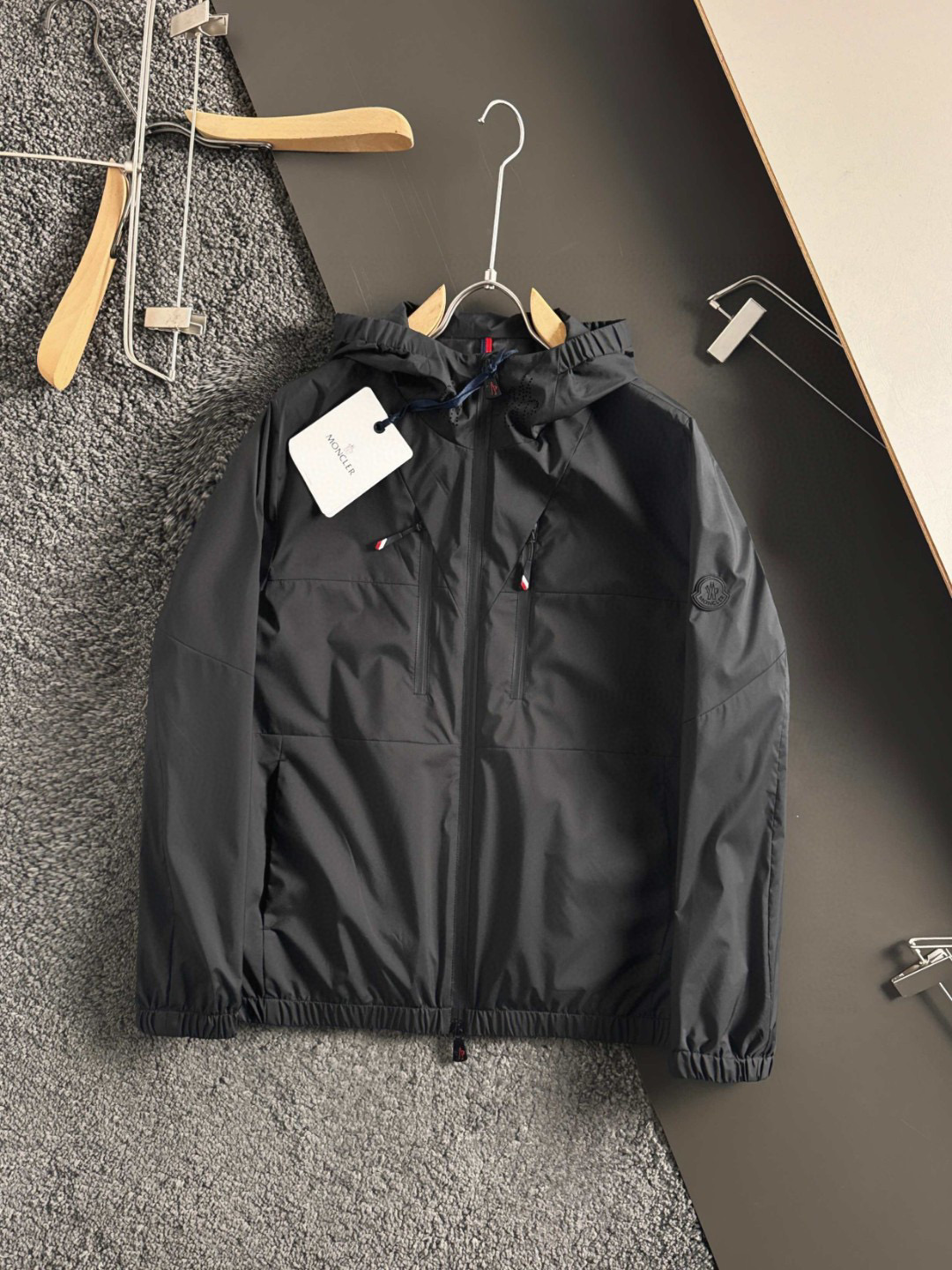 NO:128755,.Moncl*25 early spring new men's jacket jacket, with a touch of casual texture. Featured zipper pockets are matched with the iconic logo, and the details show the brand style, windproof and fashionable and easy to deal with changing weather. Black, khaki, size 48-50-52-54-56 Size chart 48 shoulder width 47.8-bust 57-cloth length 66 50 shoulder width 49-bust 59-cloth length 68 52 shoulder width 50.2-bust 61-cloth length 70 54 shoulder width 51.4-bust 63-cloth length 72 56 shoulder width 52.6-bust 65-cloth length 73, christian louboutin, jackets & coats, jackets & coats, alexander wang19860909.Moncl*25早春新款男士夹克外套,调尽显休闲质感.特色拉链口袋搭配标志性徽标,细节处彰显品牌格调,防风又时尚轻松应对多变天气. 黑色,卡其色, 码数48-50-52-54-56 尺寸表 48肩宽47.8-胸围57-衣长66 50肩宽49-胸围59-衣长68 52肩宽50.2-胸围61-衣长70 54肩宽51.4-胸围63-衣长72 56肩宽52.6-胸围65-衣长73,,christian louboutin,jackets & coats,jackets & coats,alexander wang,Men's clothing