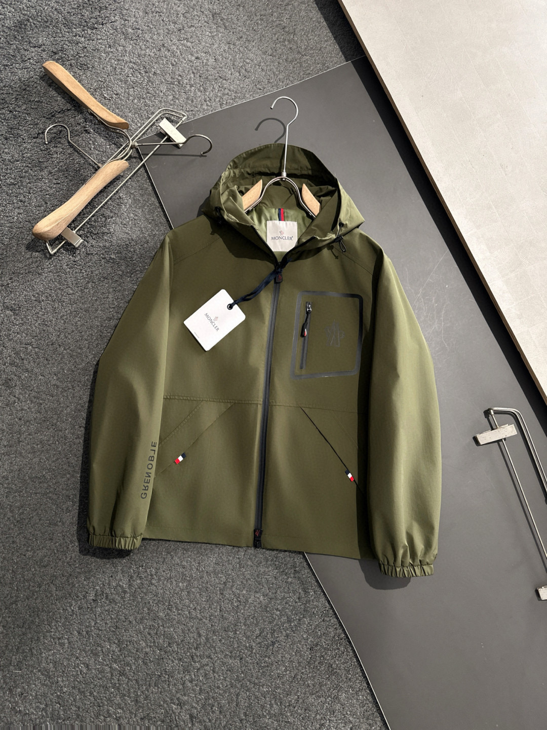 NO:128758,.Monkey MON 2025 spring new jacket jacket Original 1:1 custom hardware accessories are fully imported and customized. Welcome to counter comparison. Super soft Super heavy fabric has a perfect fit. Pay attention to the super comfortable fabric. Exclusive model. Non-market goods. Code M-3XL, Moncler, jackets & coats, jackets & coats, alexander wang19860909.蒙口 MON 2025春季新款夹克外套 原版1:1订制五金配件全进口原版定制 欢迎专柜对比 超柔软 超级重面料做工杠杠的版型完美 注意面料超舒服 独家款 非市场货 码数M-3XL,,Moncler,jackets & coats,jackets & coats,alexander wang,Men's clothing