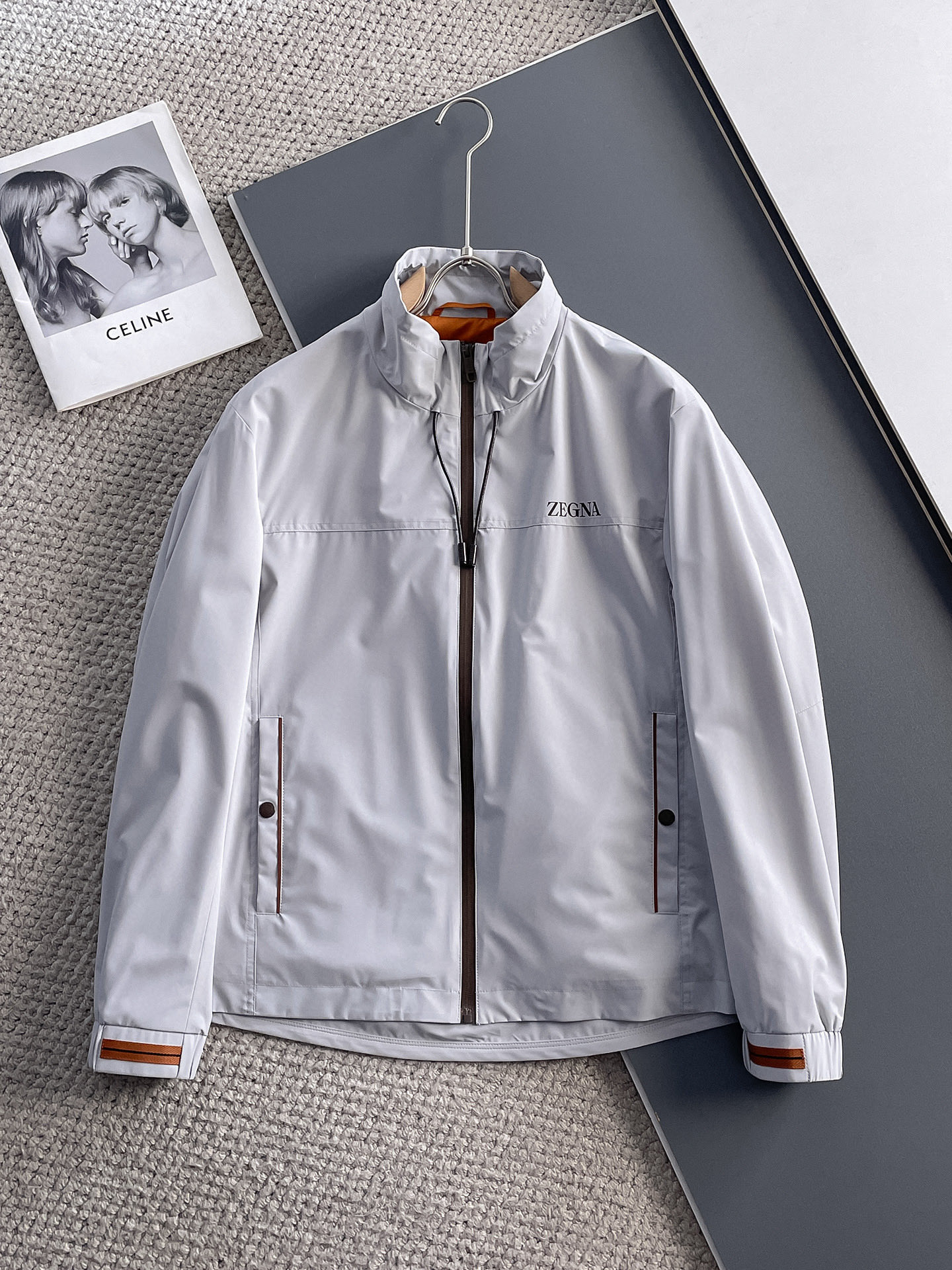 NO:128761,.Jenia 2025 spring new jacket jacket, the new product on the show is perfect, comfortable and warm, the three standards are complete in color and full and attractive, and the very outstanding design easily advances the sense of fashion, the workmanship is extremely exquisite and rigorous, and the wiring is neat and meticulous!  A masterpiece of a big-name designer!  The upper body doesn't look bloated and super handsome!  Spot code M ~ XXXL, zegna, jackets & coats, jackets & coats, alexander wang19860909.杰尼亚 2025春季新款夹克外套,秀场新品品相非常完美,舒适保暖,三标齐全色泽饱满诱人,非常出彩的设计,轻松将时髦感进阶,做工极为考究严谨,走线工整细致！大牌设计师巨作！上身不显臃肿、超级帅气！现货码数M ～ XXXL,,zegna,jackets & coats,jackets & coats,alexander wang,Men's clothing