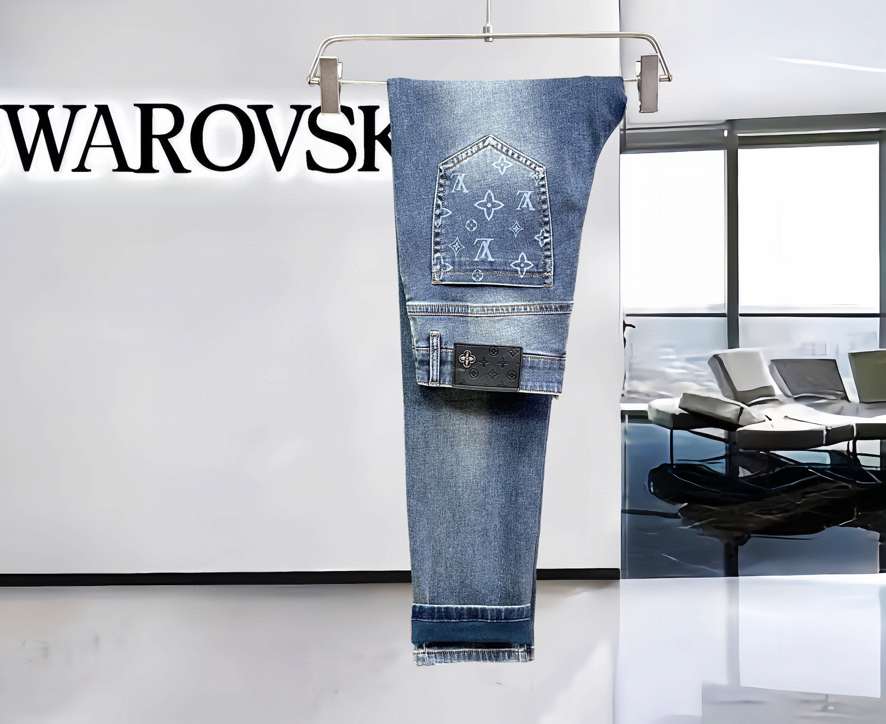 NO:128798,【LV】Simple and fashionable. The spring and summer jeans are very comfortable to wear, low-key and luxurious. They are very classy when worn. There is no need to say much about the style and cutting of the pants. The upper body is exquisite and vivid. The truly first-class quality is the true palace-grade casual pants, which are made of Turkish cotton, produce the most famous tannin cloth. The quality is excellent, and the pants are soft after heavy washing!  Straight-footed style, not picky, the upper body is absolutely stylish, the waist is inlaid with silver jewelry, extremely luxurious. 29-38.,,louis vuitton,jeans,alexander wang19860909【 LV】简约时尚 春夏牛仔裤身穿着非常舒适 低调不失奢华 穿出去非常有档次,裤型款式和裁剪亦无需多言 上身精致跃然.真正一等一顶级质料 真正殿堂级的休闲裤,选用土耳其的棉花 生产出最有名的单宁布 品质卓然,经过重水洗使得裤子很柔软！直脚的版型 不挑人 上身绝对的有型 裤腰镶嵌银饰达人设计 极度奢华.29-38.,,louis vuitton,jeans,alexander wang,Men's clothing