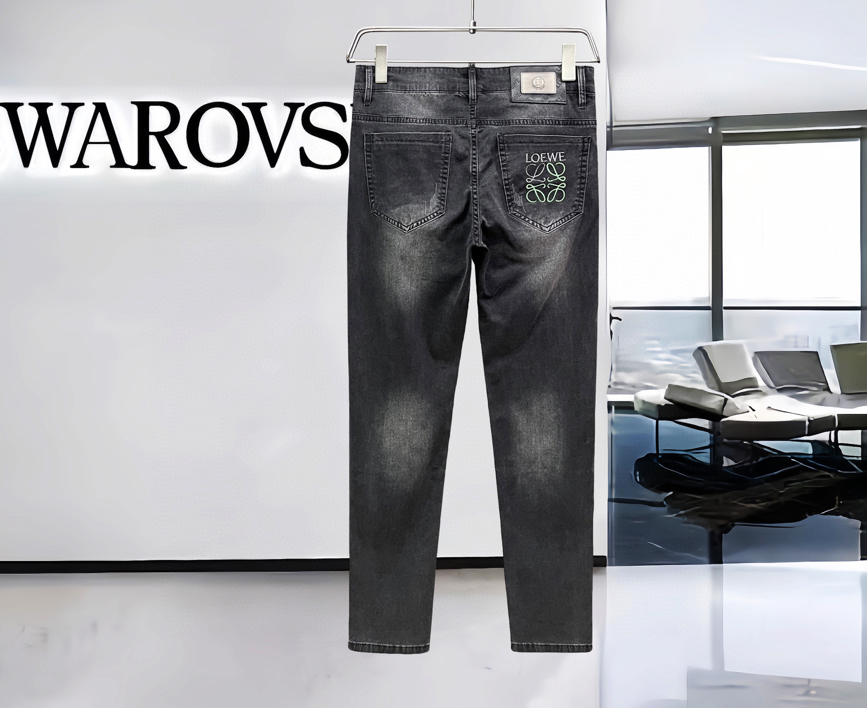 NO:128785,[Luo Yiwei] Simple and fashionable. The spring and summer jeans are very comfortable to wear, low-key and luxurious. They are very classy when worn. There is no need to say much about the style and cutting of the pants. The upper body is exquisite and vivid. The truly first-class quality is the real-class casual pants, which are made of Turkish cotton, produce the most famous tannin cloth. The quality is excellent, and the pants are soft after heavy washing!  Straight-footed style, not picky, the upper body is absolutely stylish, the waist is inlaid with silver jewelry, extremely luxurious. 29-38.,,loewe,jeans,alexander wang19860909【 罗意威】简约时尚 春夏牛仔裤身穿着非常舒适 低调不失奢华 穿出去非常有档次,裤型款式和裁剪亦无需多言 上身精致跃然.真正一等一顶级质料 真正殿堂级的休闲裤,选用土耳其的棉花 生产出最有名的单宁布 品质卓然,经过重水洗使得裤子很柔软！直脚的版型 不挑人 上身绝对的有型 裤腰镶嵌银饰达人设计 极度奢华.29-38.,,loewe,jeans,alexander wang,Men's clothing